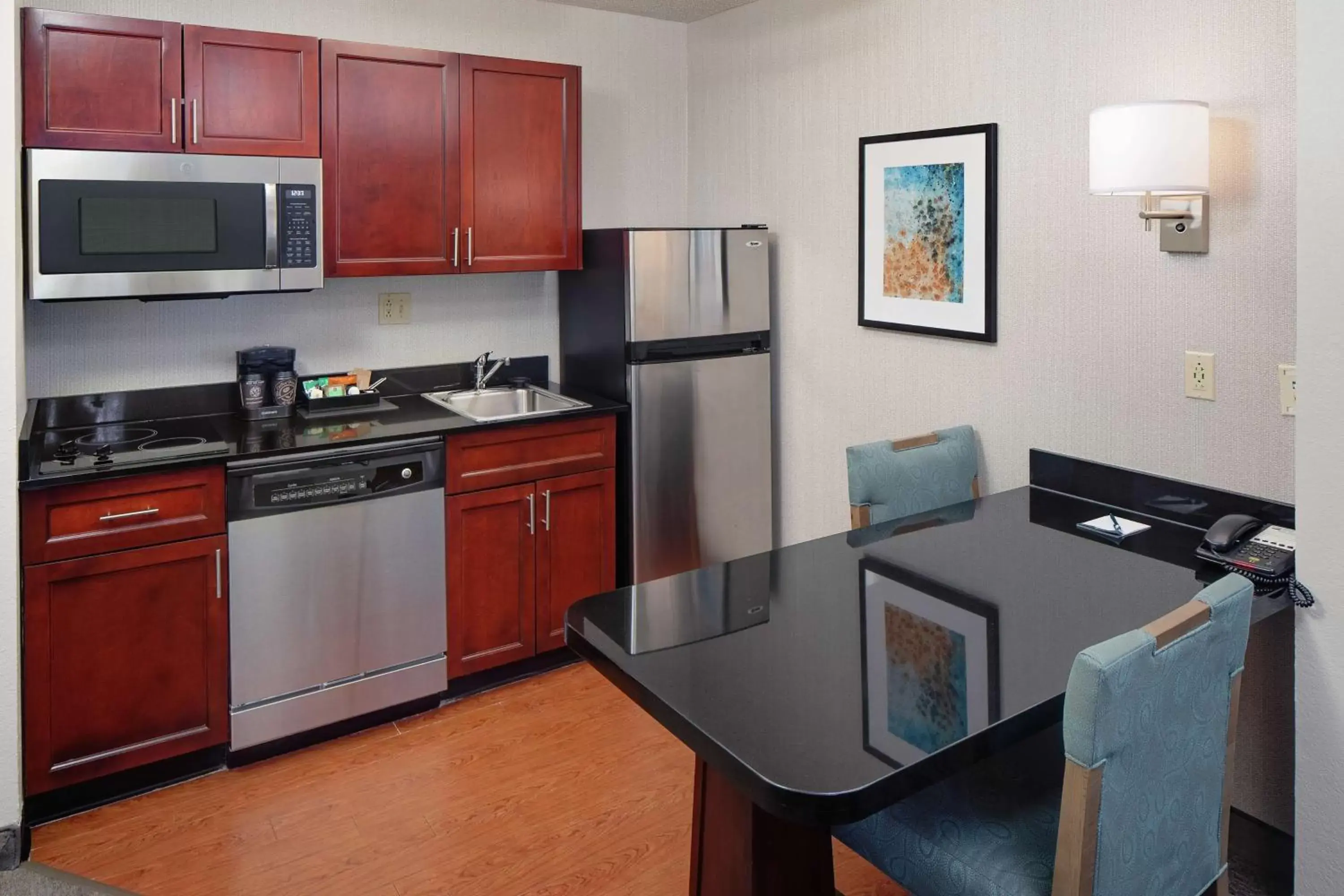 Bedroom, Kitchen/Kitchenette in Homewood Suites by Hilton Hartford-Farmington