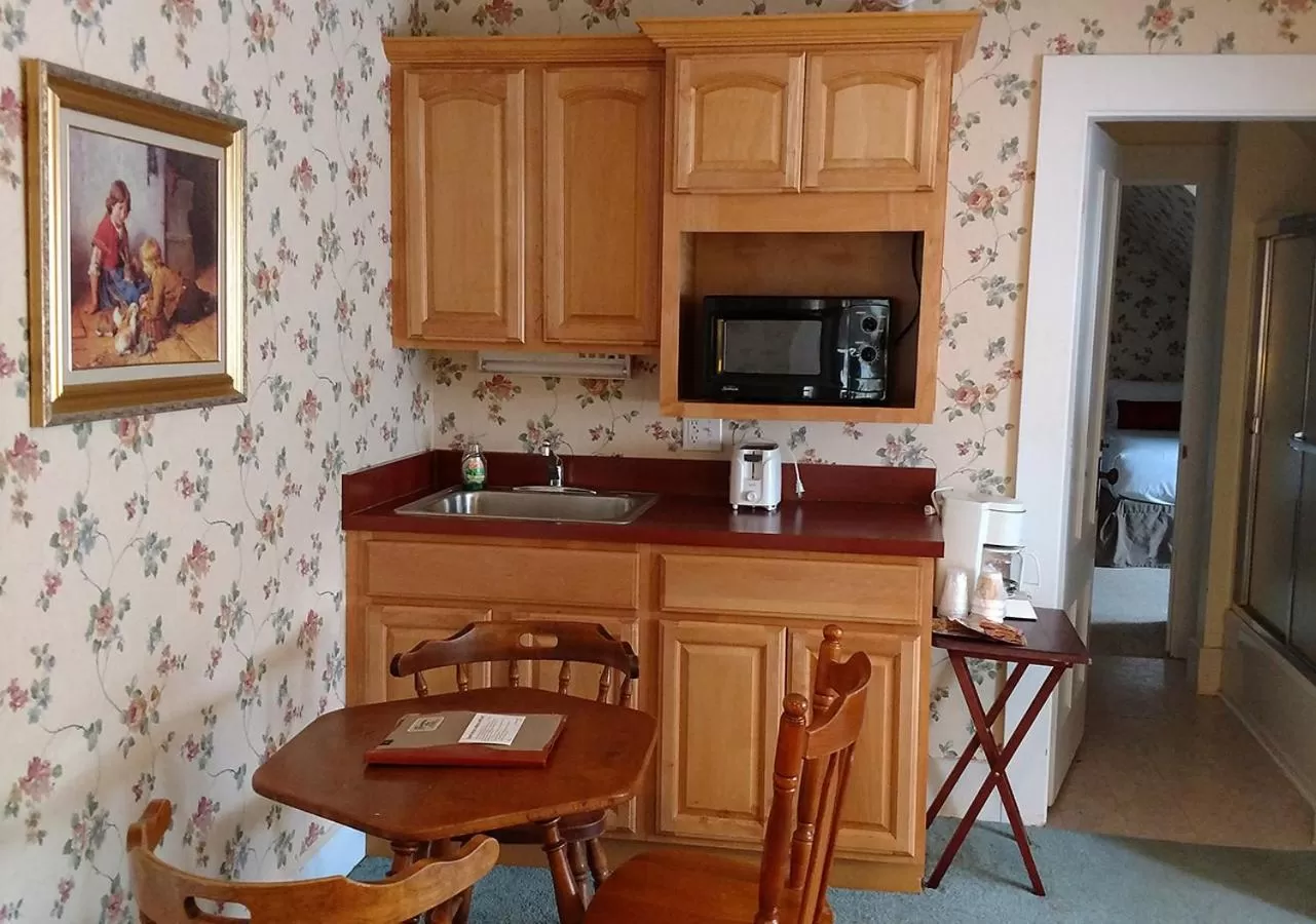 Kitchen or kitchenette in Thayers Inn