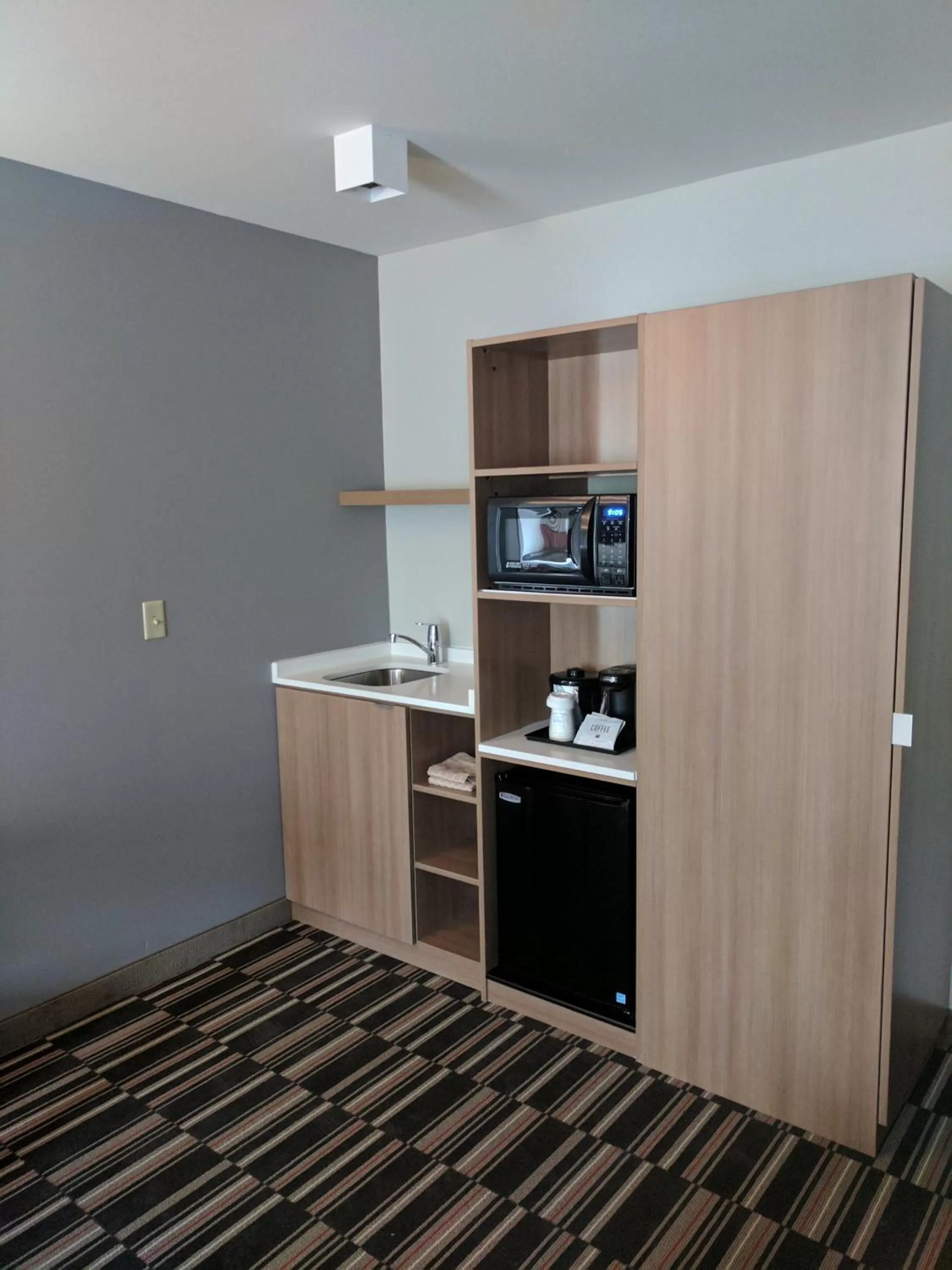 Coffee/tea facilities in Microtel Inn & Suites by Wyndham Clarion
