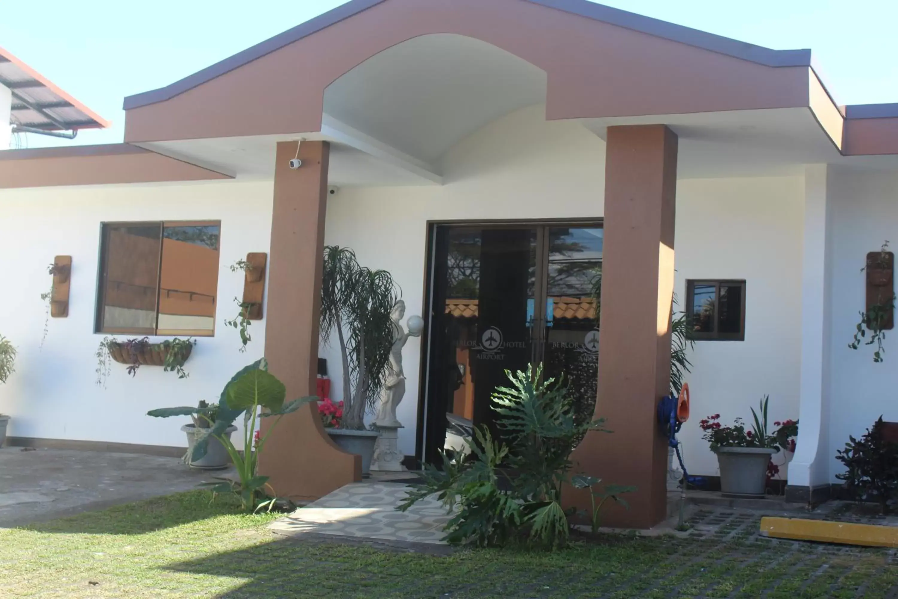 Facade/entrance in Berlor Airport Inn