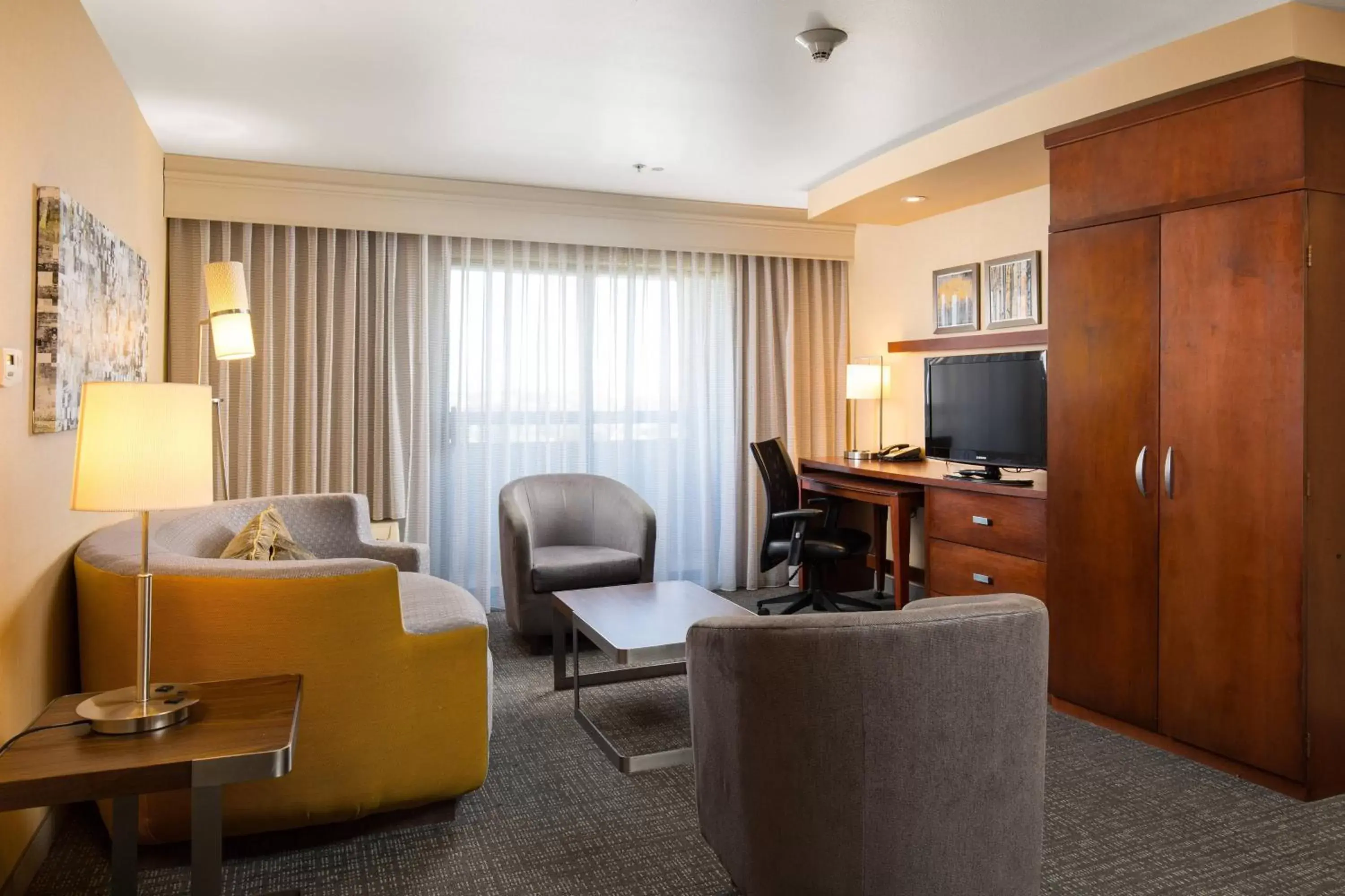 Living room, Seating Area in Courtyard by Marriott Rancho Cucamonga