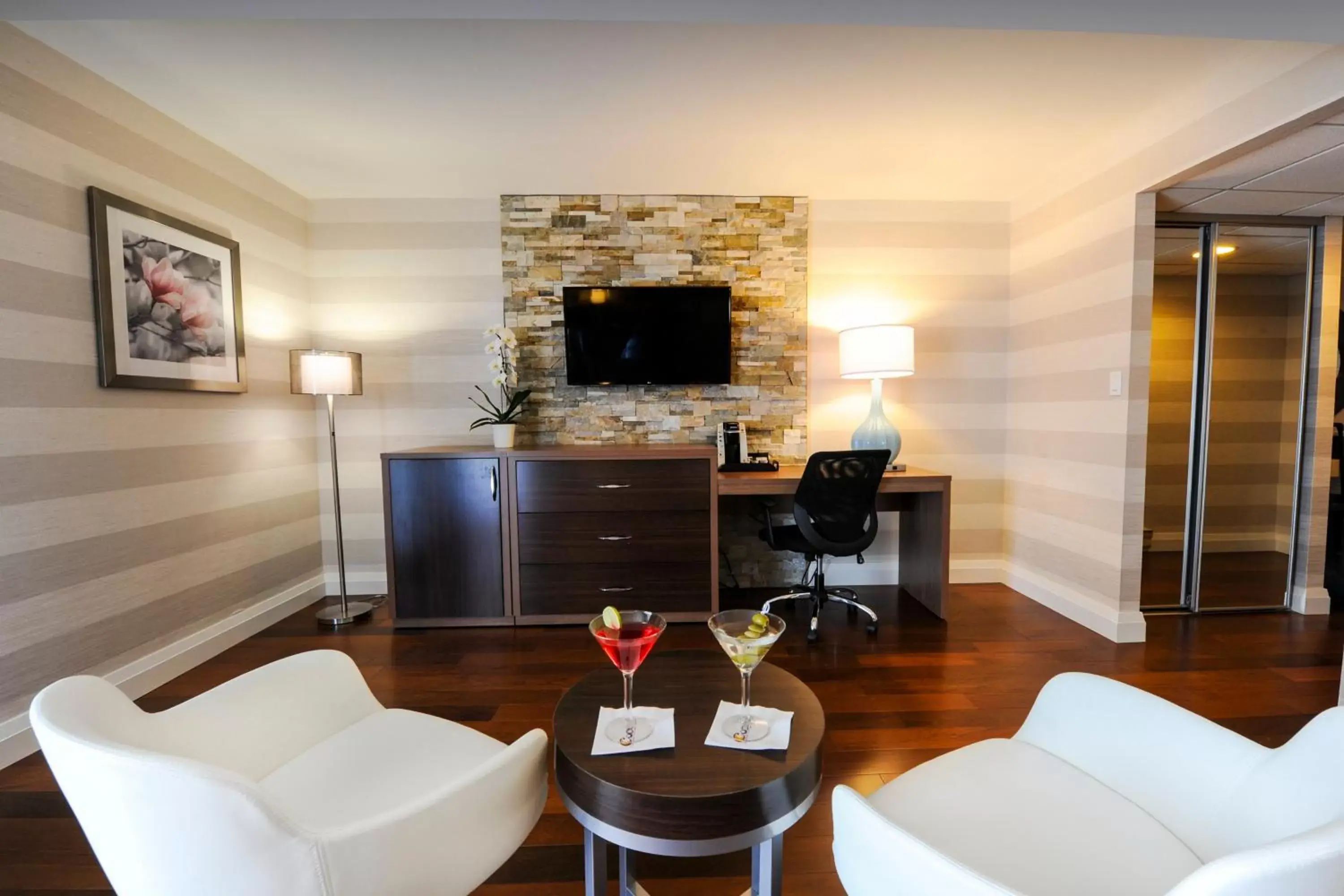 Photo of the whole room, Seating Area in Holiday Inn Niagara Falls-By the Falls, an IHG Hotel