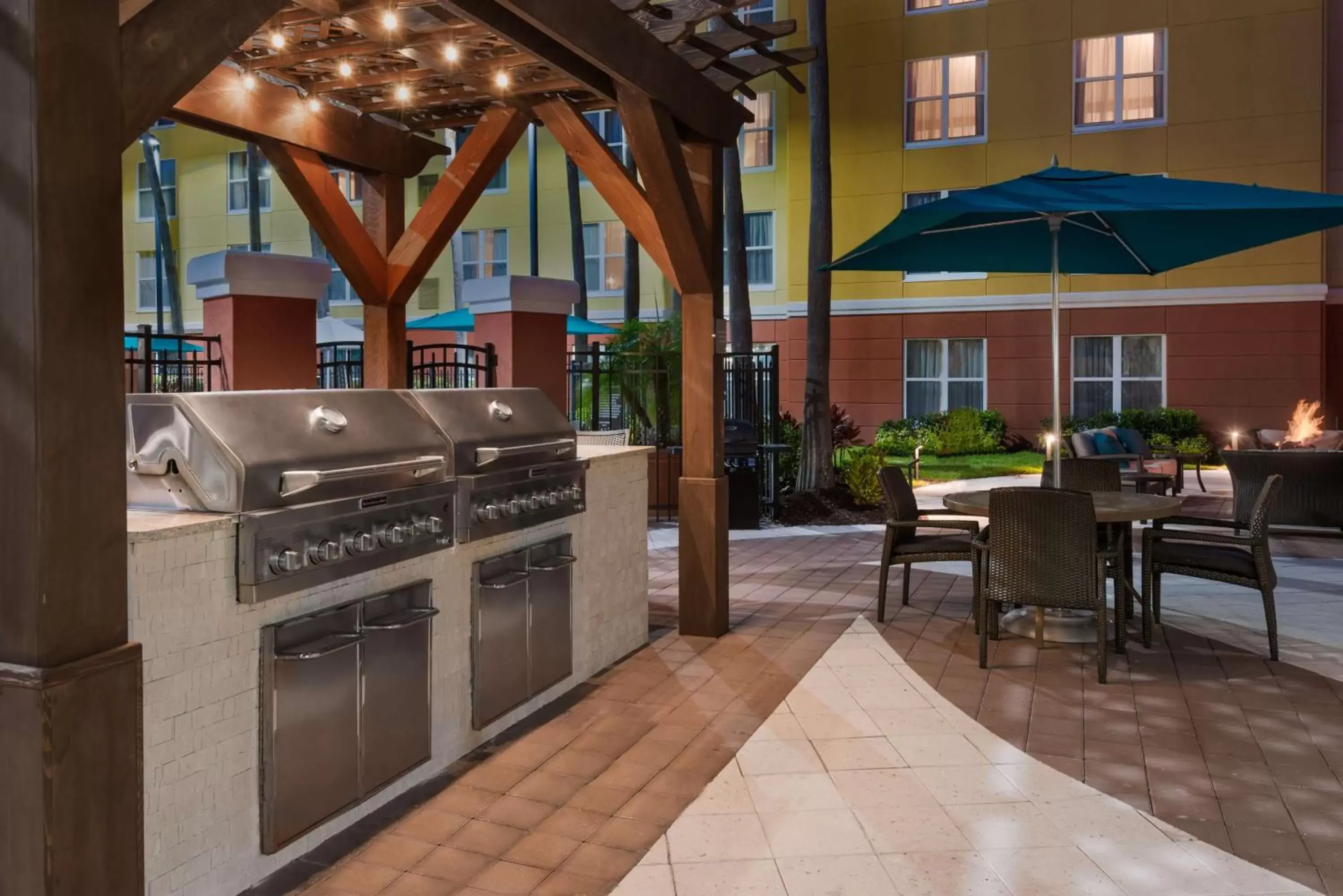 Patio, BBQ Facilities in Homewood Suites by Hilton Orlando-UCF Area