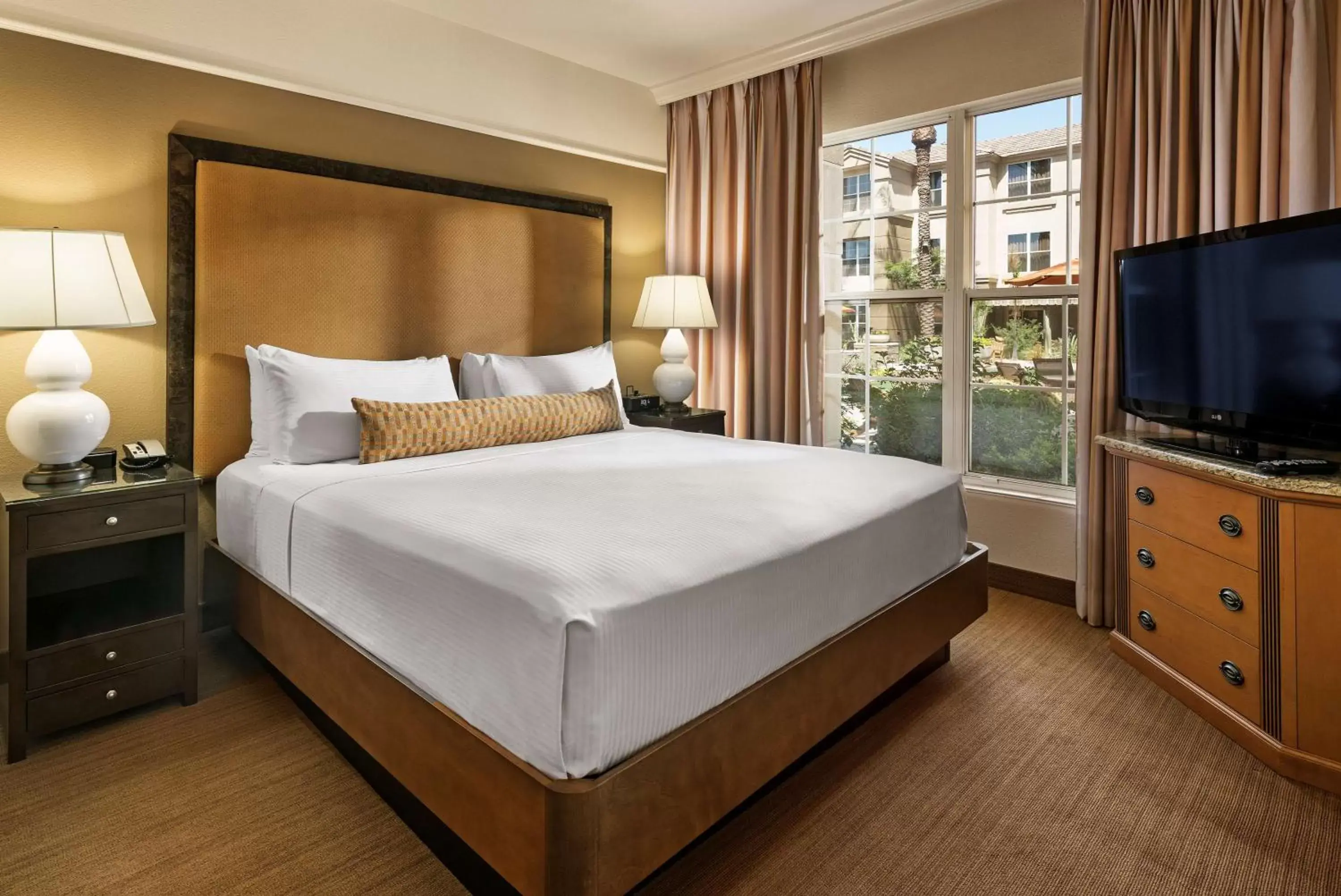 Bedroom, Bed in Sonesta Suites Scottsdale Gainey Ranch