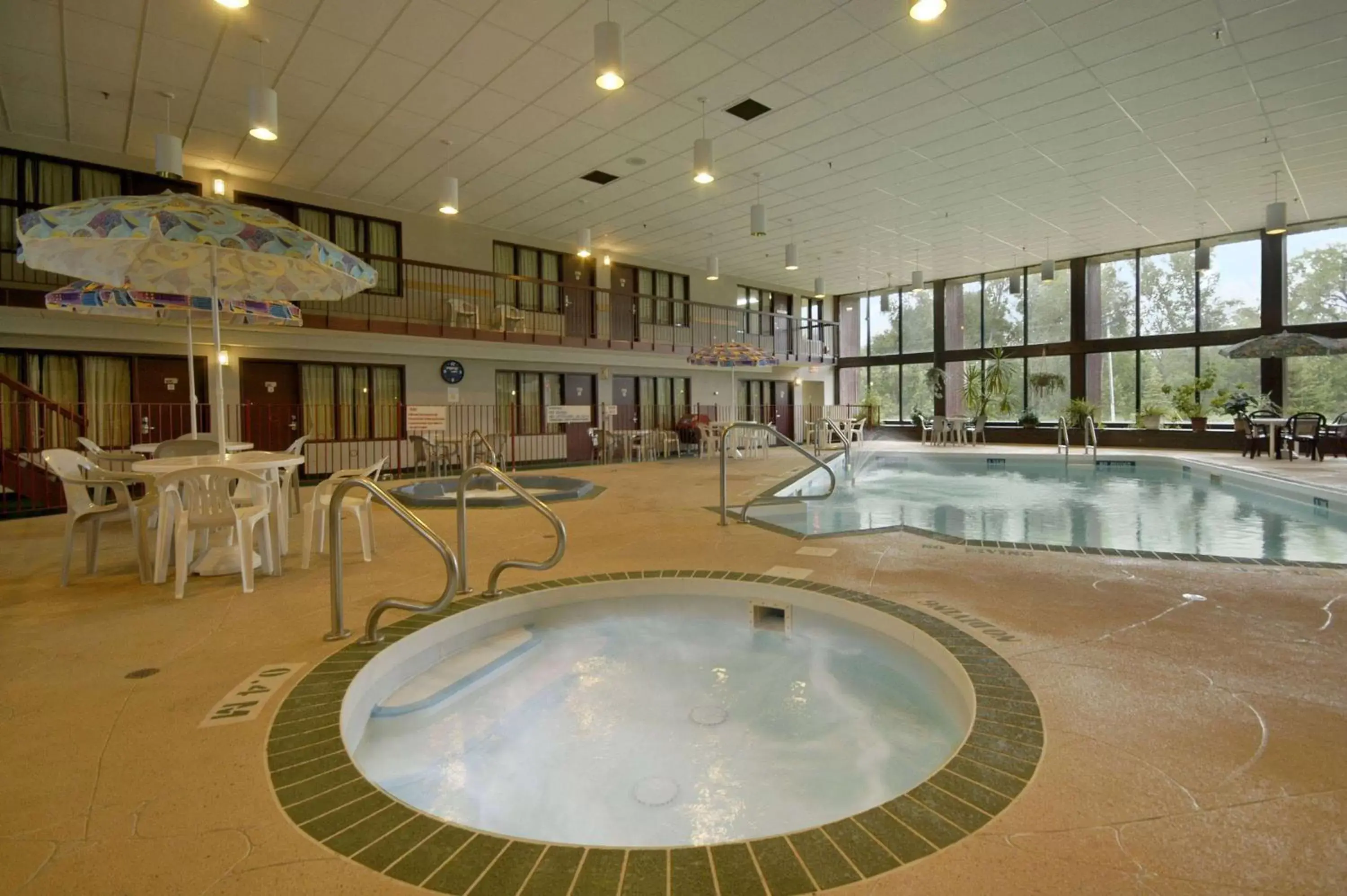 Pool view, Swimming Pool in Howard Johnson by Wyndham Portage La Prairie