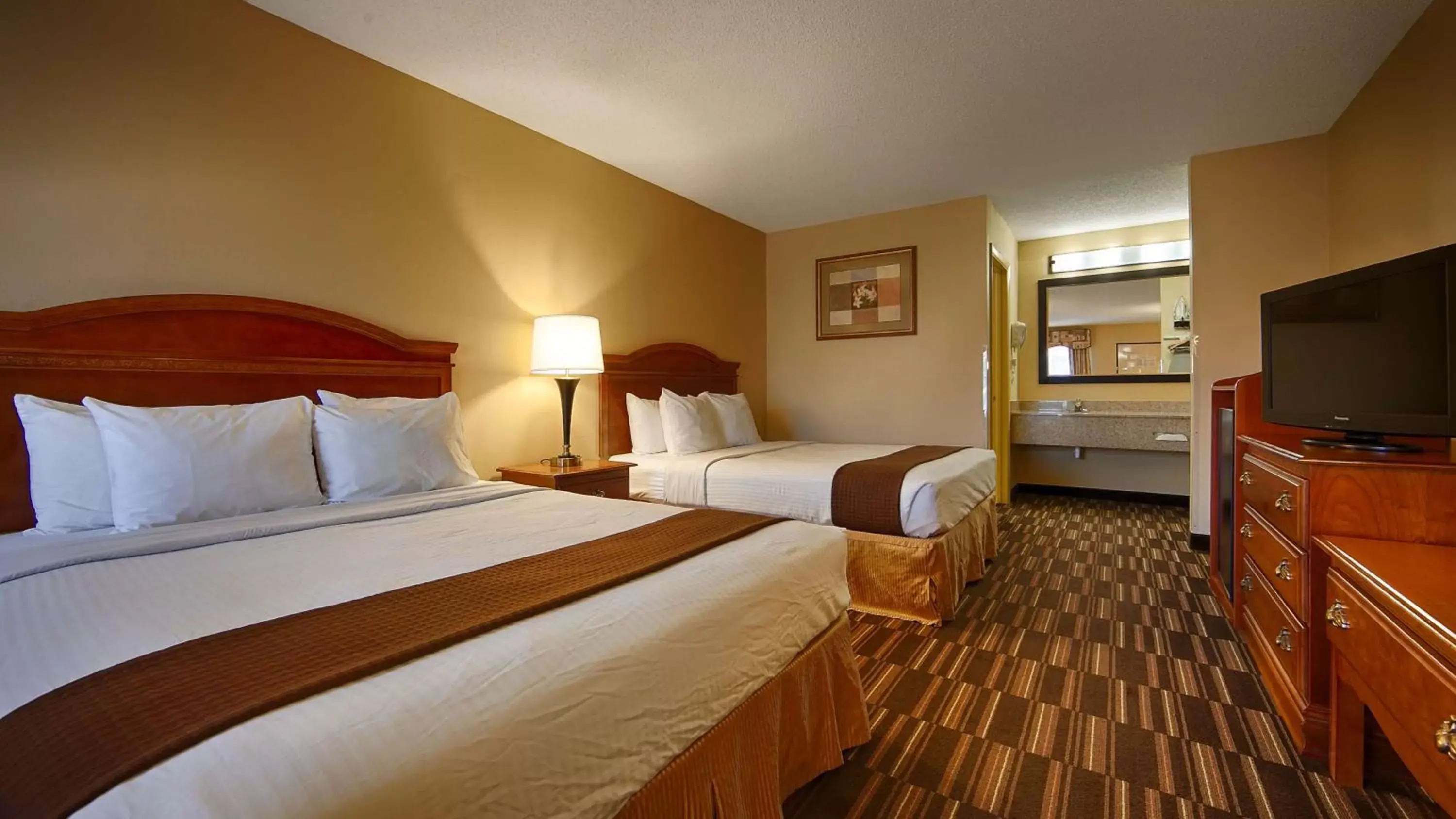 Photo of the whole room, Bed in Best Western Greenville Inn