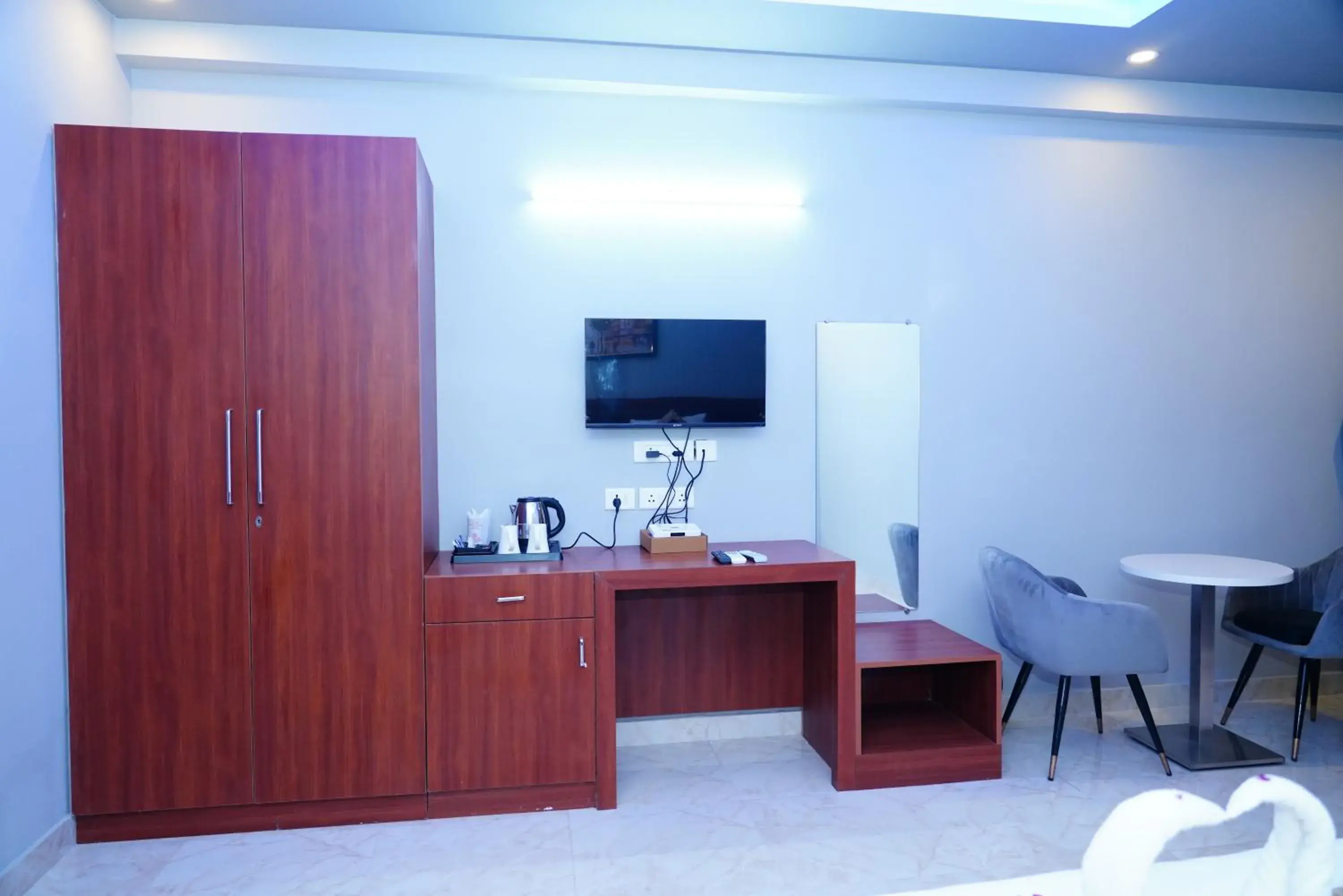 TV and multimedia, TV/Entertainment Center in ExpoMart Inn