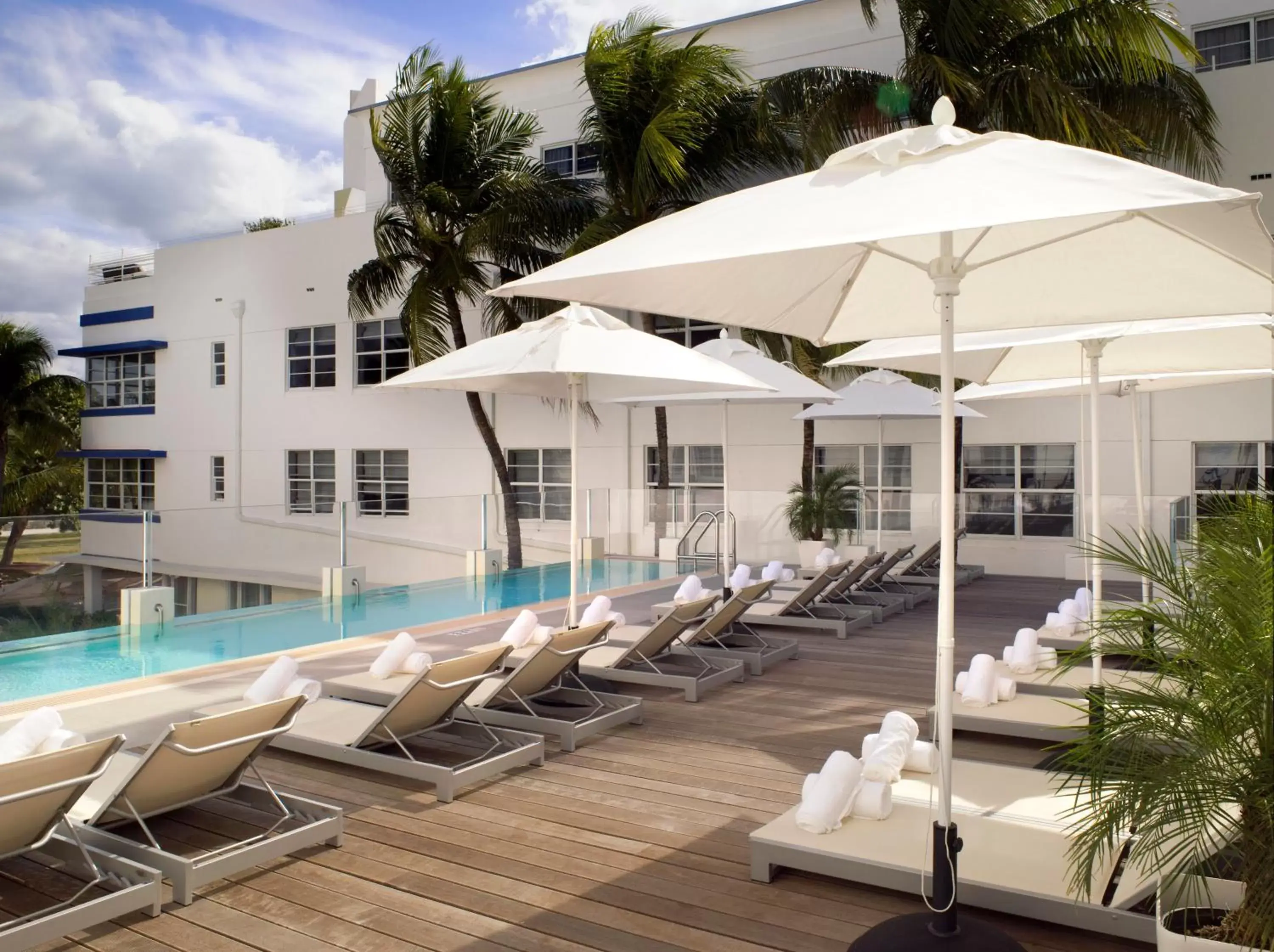 Facade/entrance, Swimming Pool in Hotel Breakwater South Beach