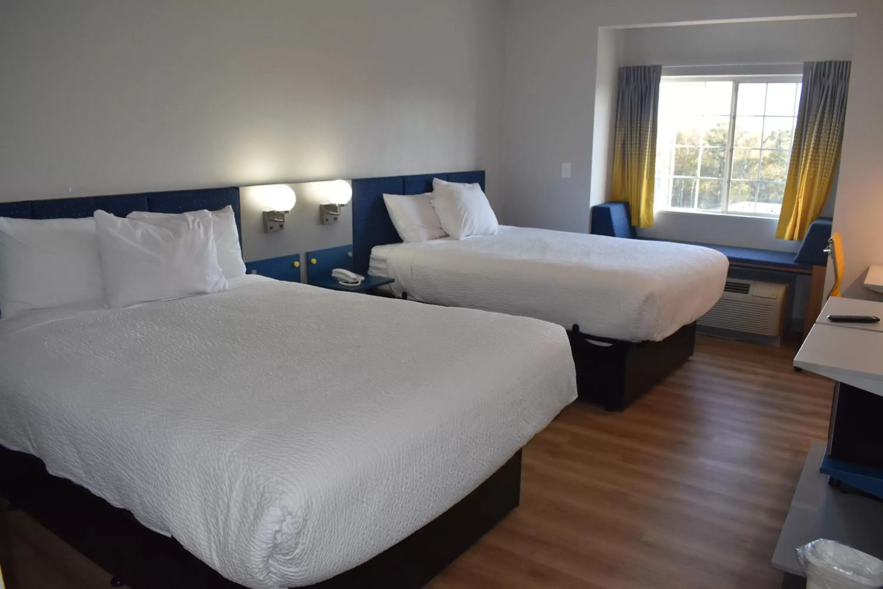 Bed in Microtel Inn & Suites by Wyndham Stockbridge/Atlanta I-75