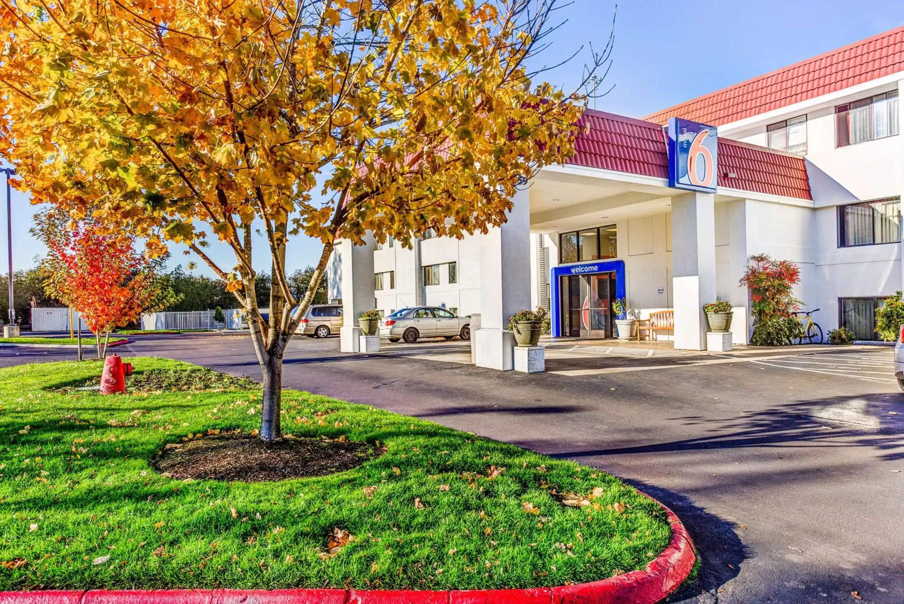 Property building, Garden in Motel 6-Portland, OR - Tigard West