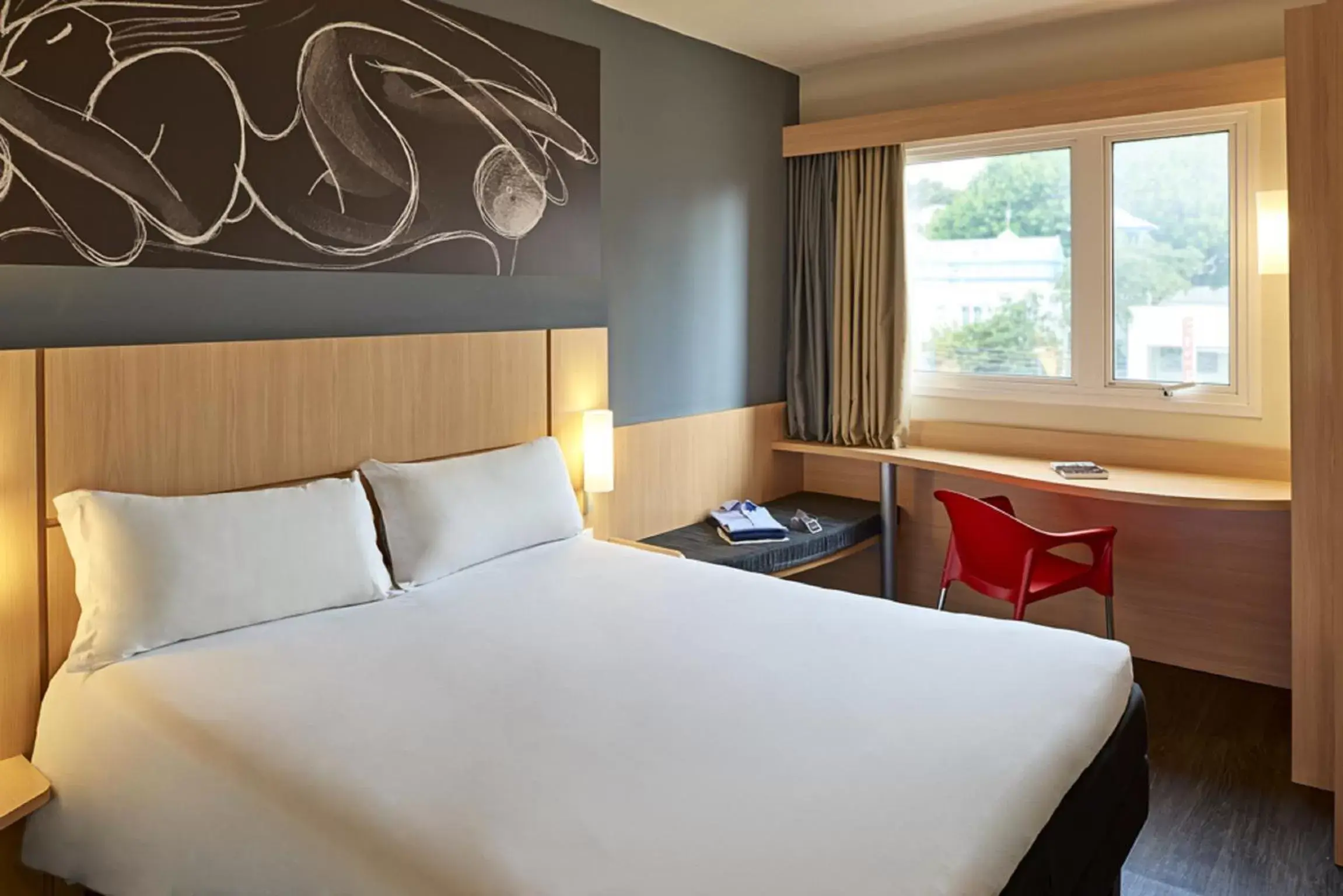 Photo of the whole room, Bed in ibis Curitiba Batel