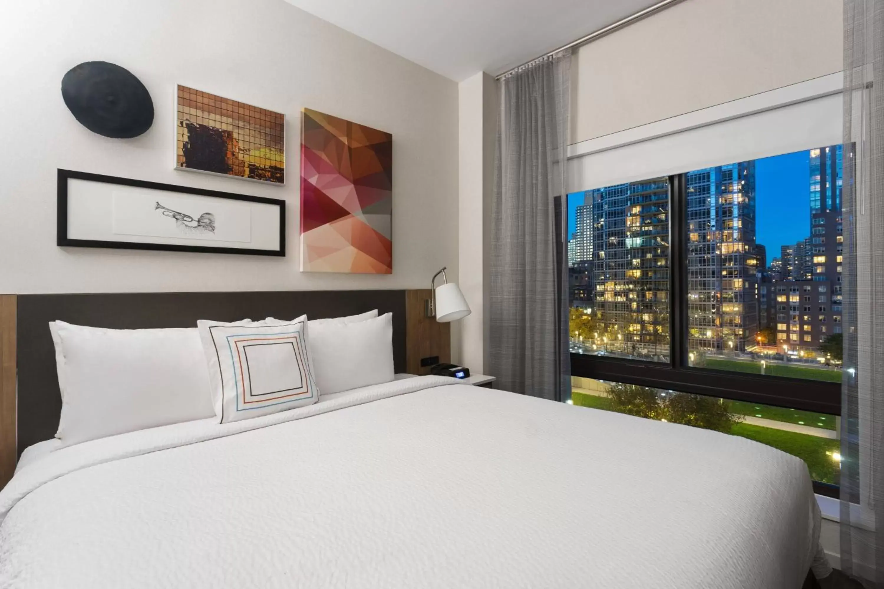 Photo of the whole room, Bed in Fairfield Inn & Suites by Marriott New York Manhattan/Central Park