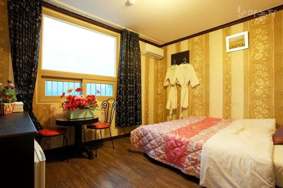 Bedroom, Bed in Saipan Motel with Sea View Bedroom, Bed in Saipan Motel with Sea View