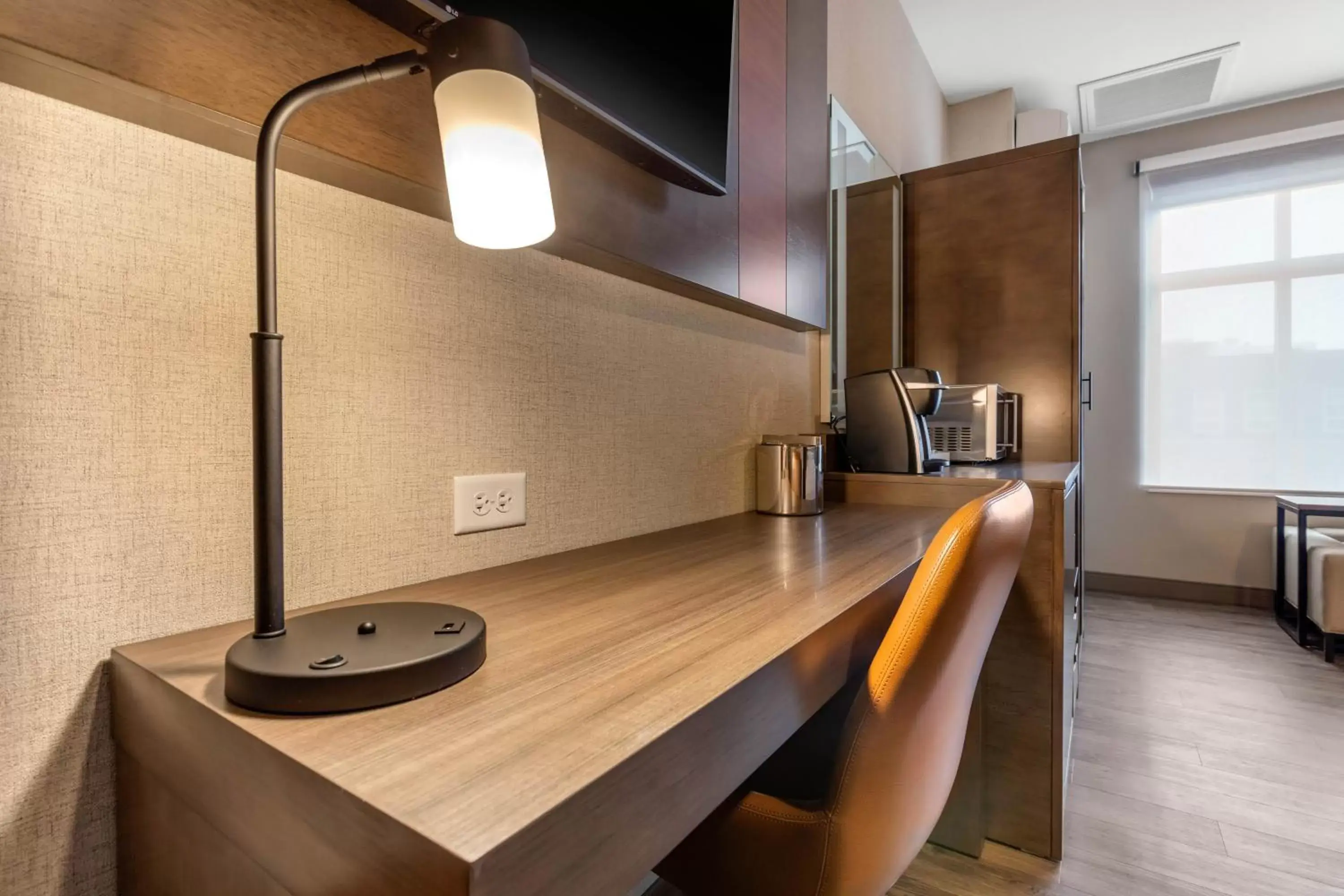 TV and multimedia, Kitchen/Kitchenette in Cambria Hotel Omaha Downtown