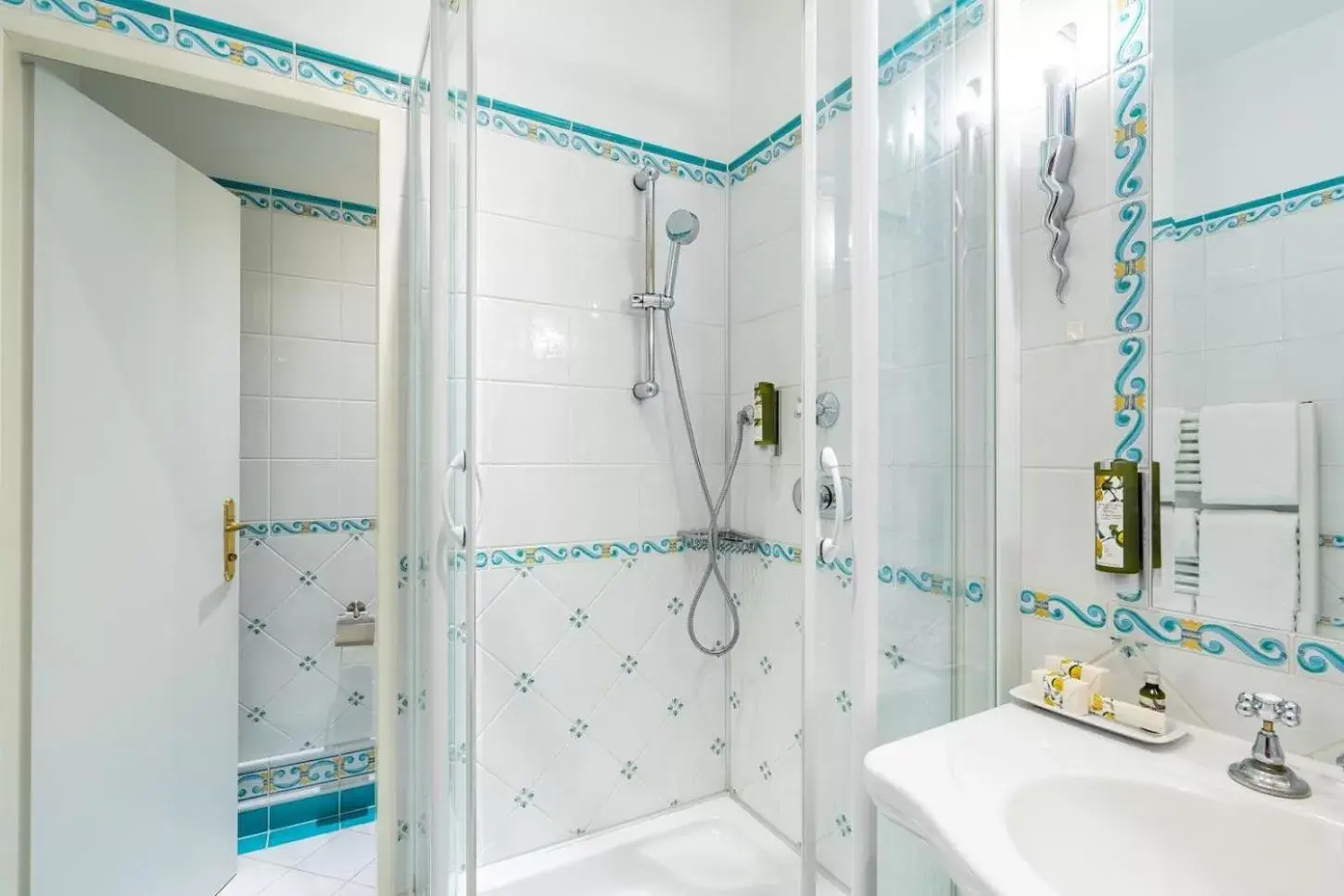 Shower, Bathroom in Hotel Am Schubertring