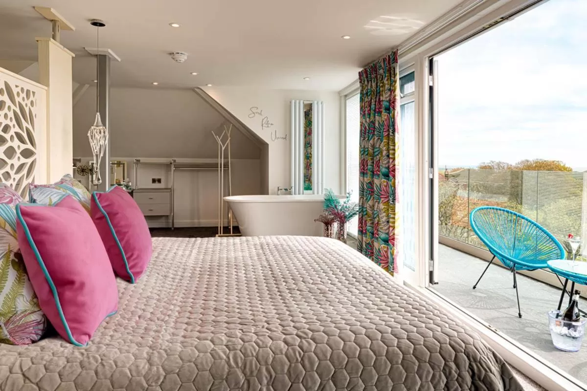 Bedroom, Bed in Park Manor Hotel