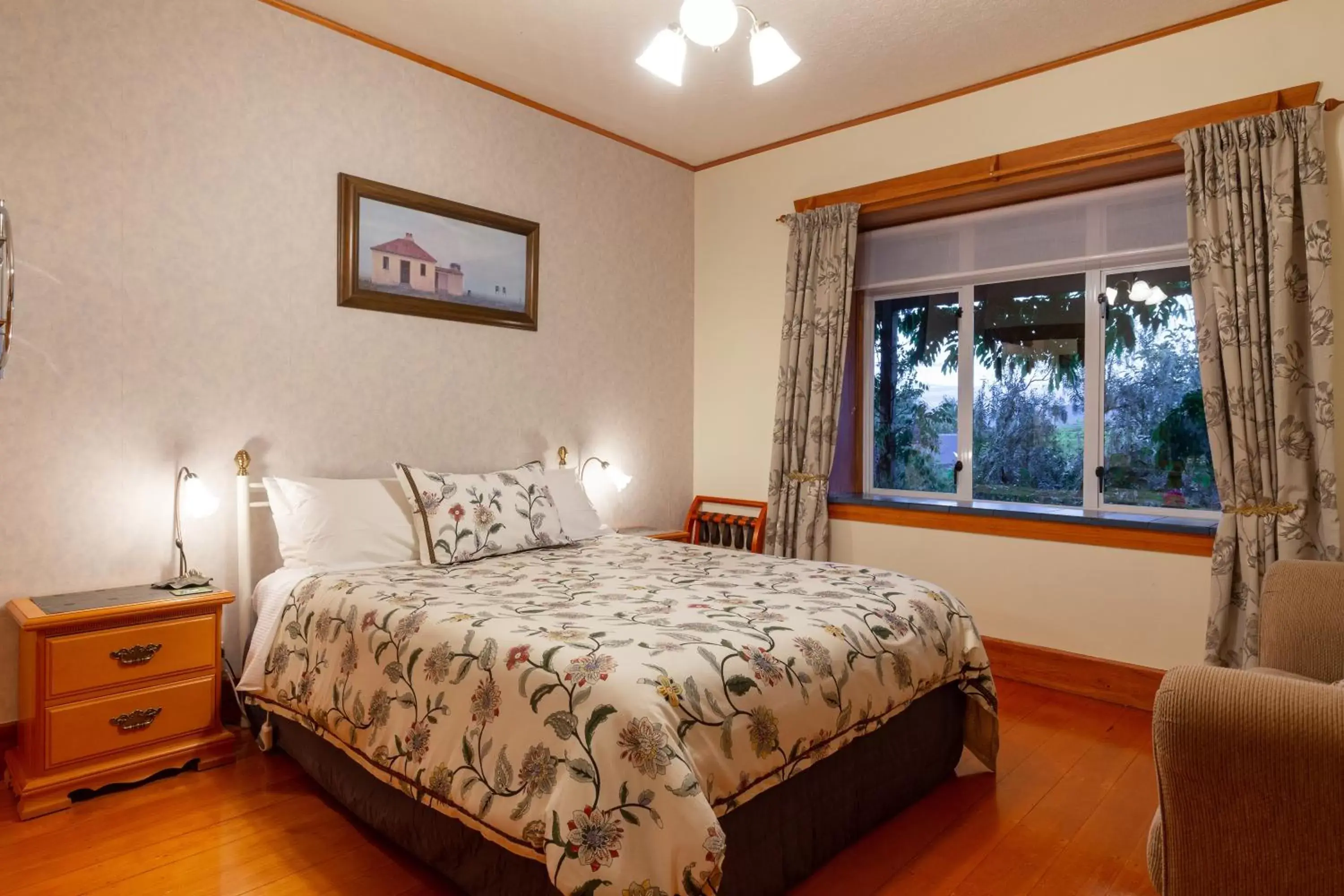 Queen Room in Olde Mill House B&B & Bike2Wine cycle hire Queen Room in Olde Mill House B&B & Bike2Wine cycle hire