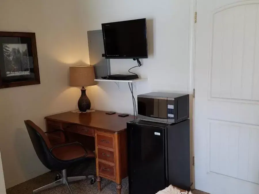 Bedroom, TV/Entertainment Center in Yosemite Nights Bed & Breakfast