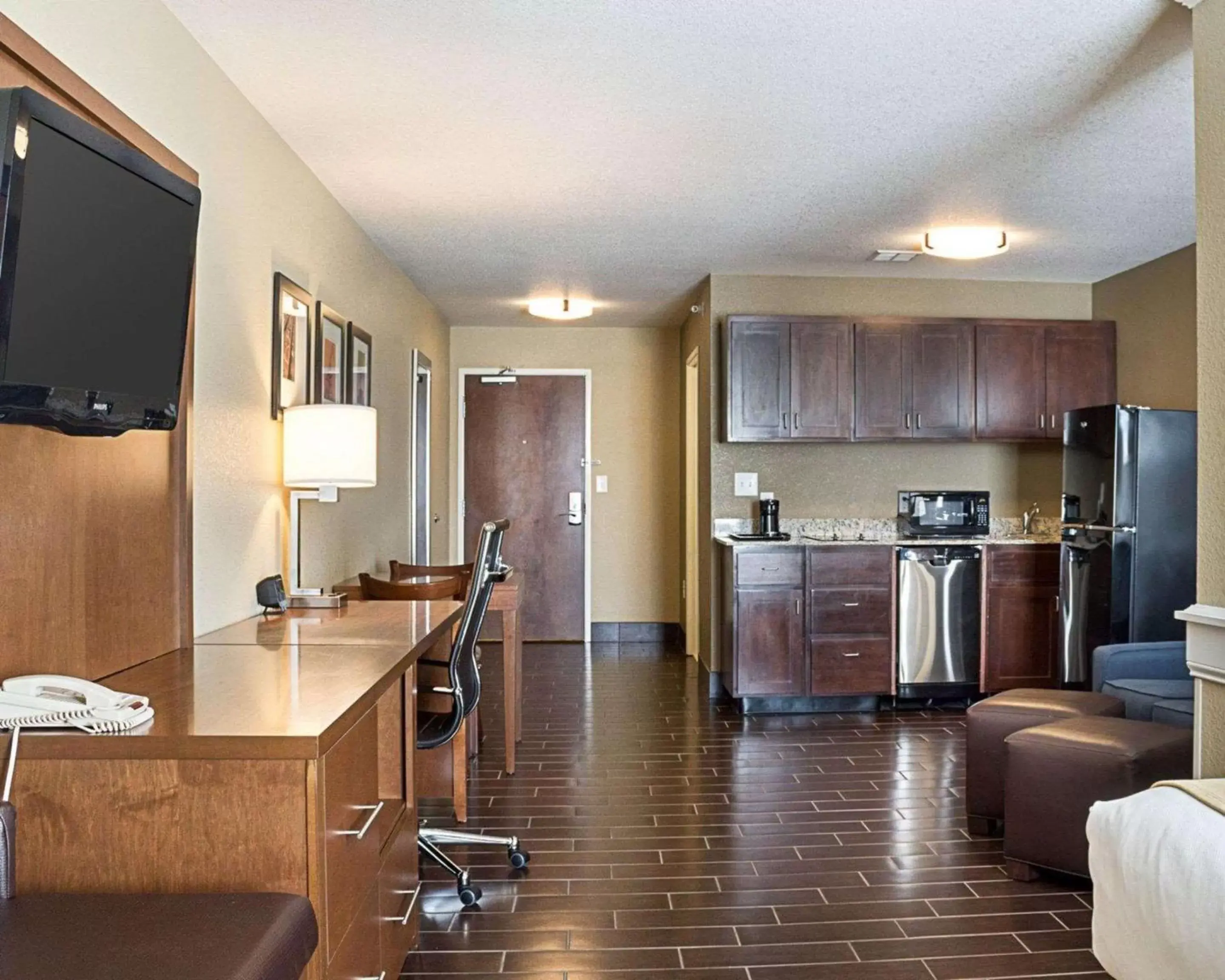 Photo of the whole room, Kitchen/Kitchenette in Comfort Suites Minot