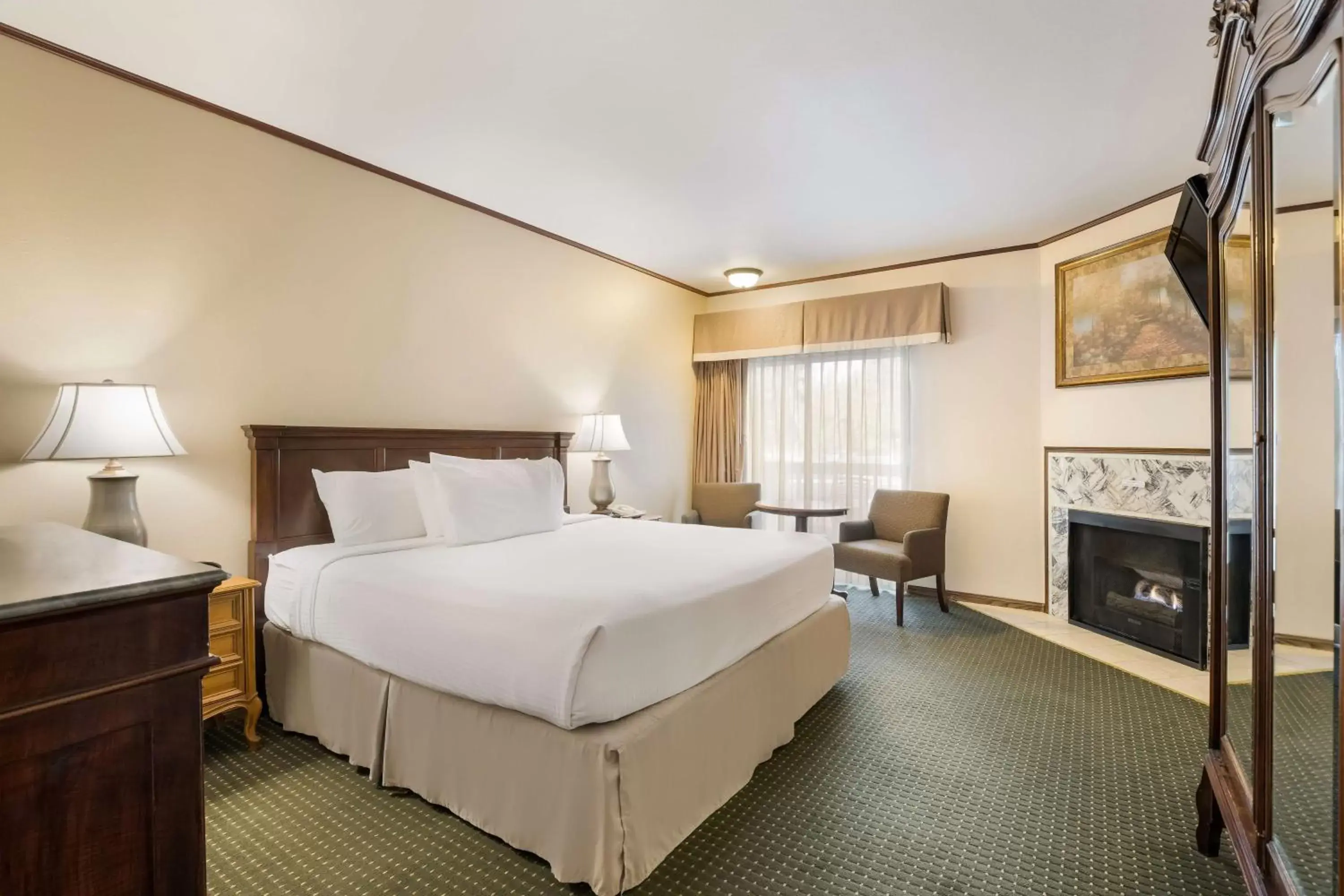 Bedroom, Bed in Best Western- Big Bear Chateau