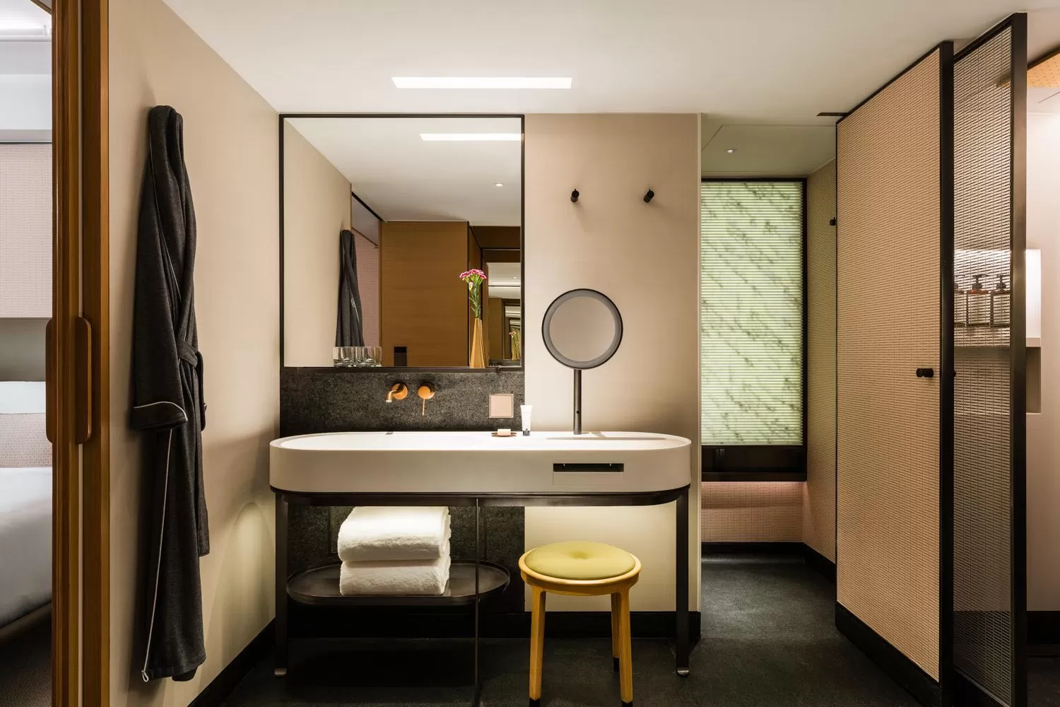 Bathroom, Bed in Regent Hong Kong