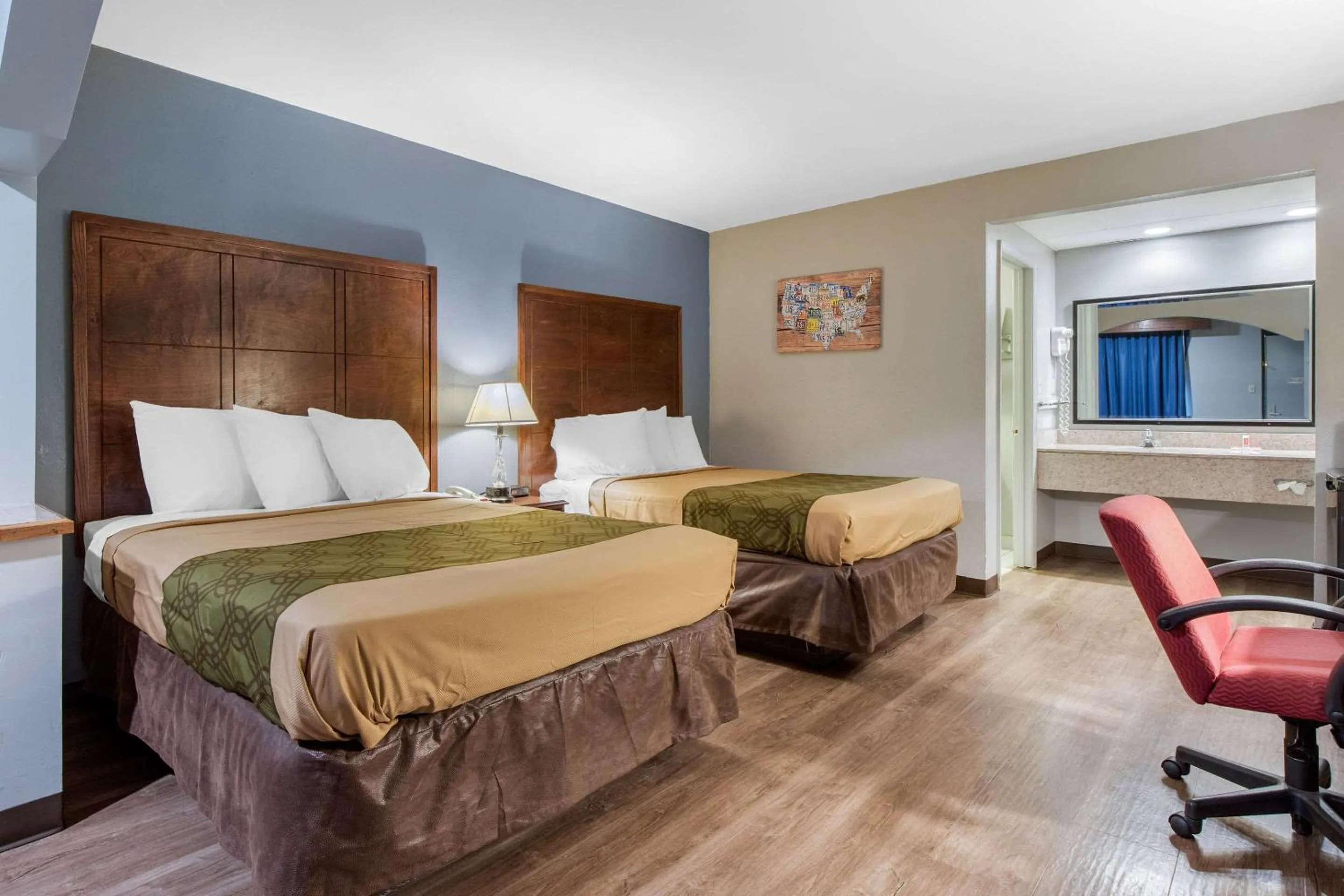 Photo of the whole room, Bed in Econo Lodge Aiken Central