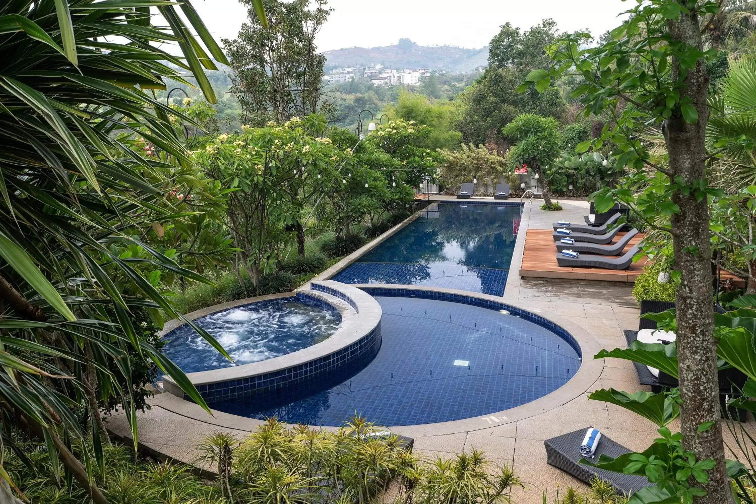 Swimming Pool in Clove Hotel Bandung