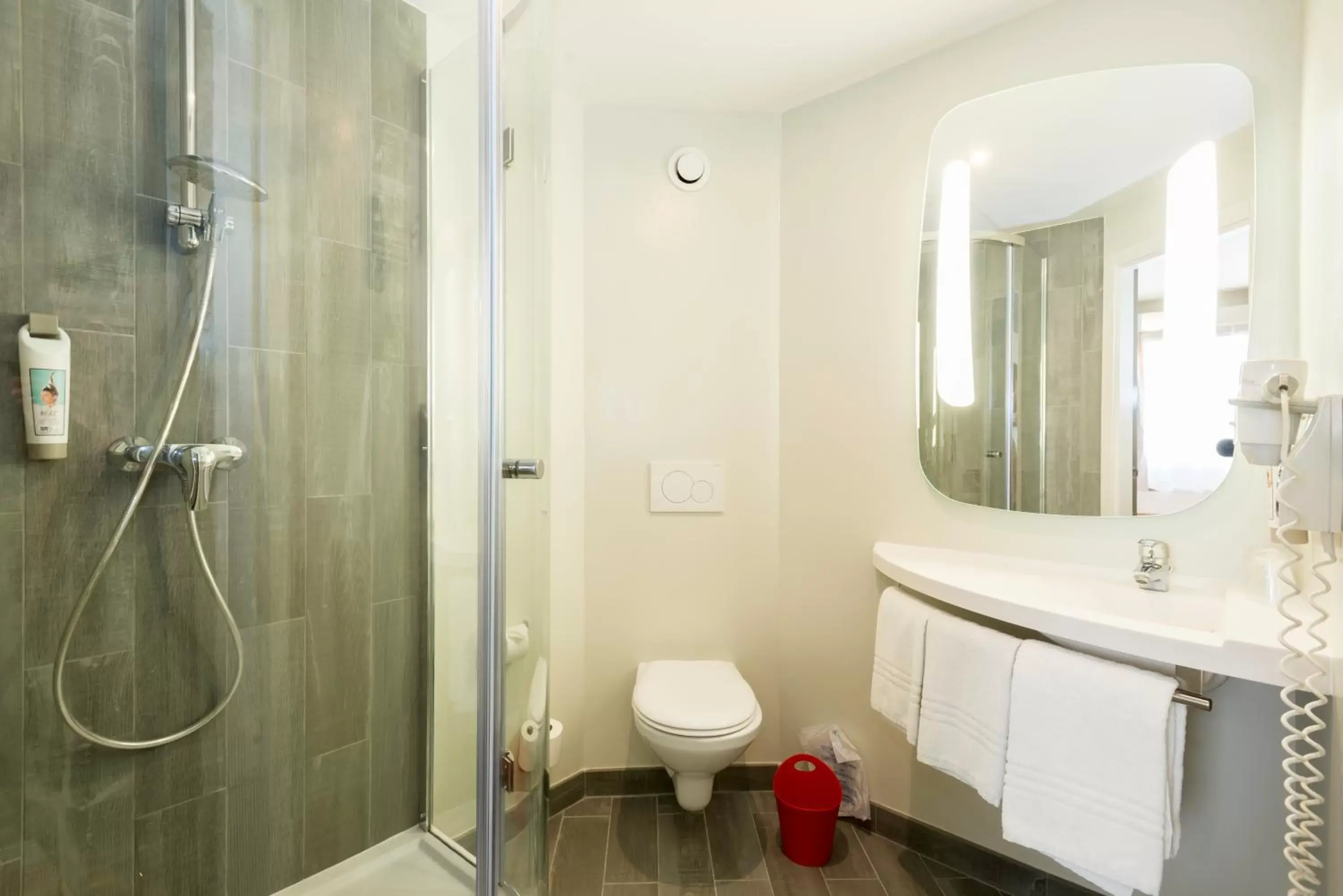 Shower, Bathroom in Ibis Granada