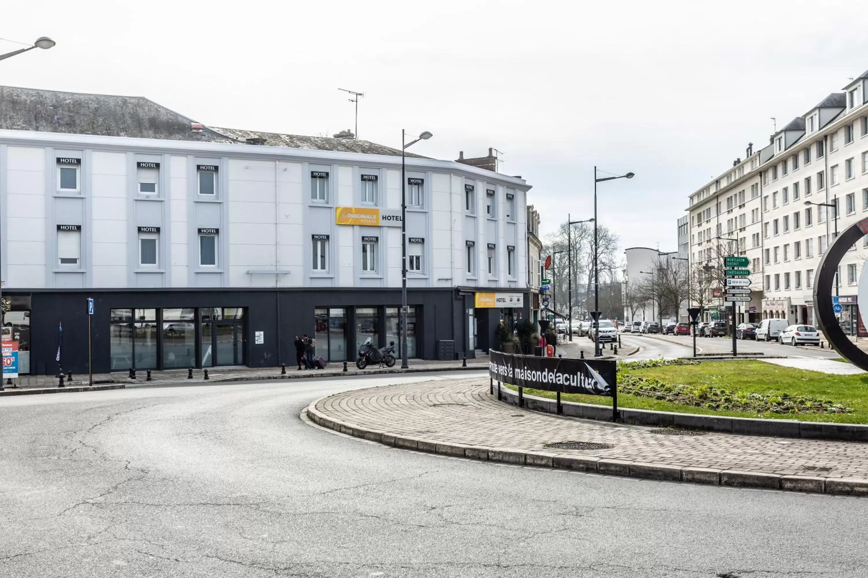 Facade/entrance, Property Building in The Originals Access, Hôtel Bourges Gare