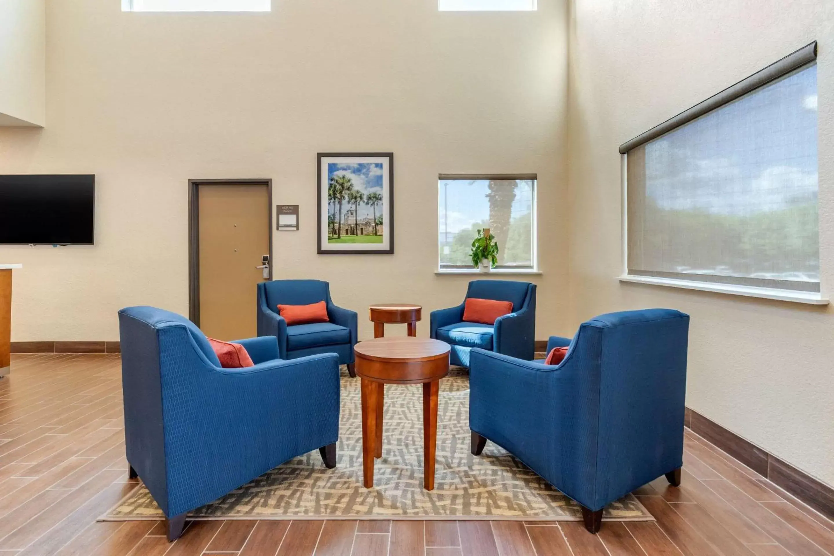 Lobby or reception, Seating Area in Comfort Suites Airport North