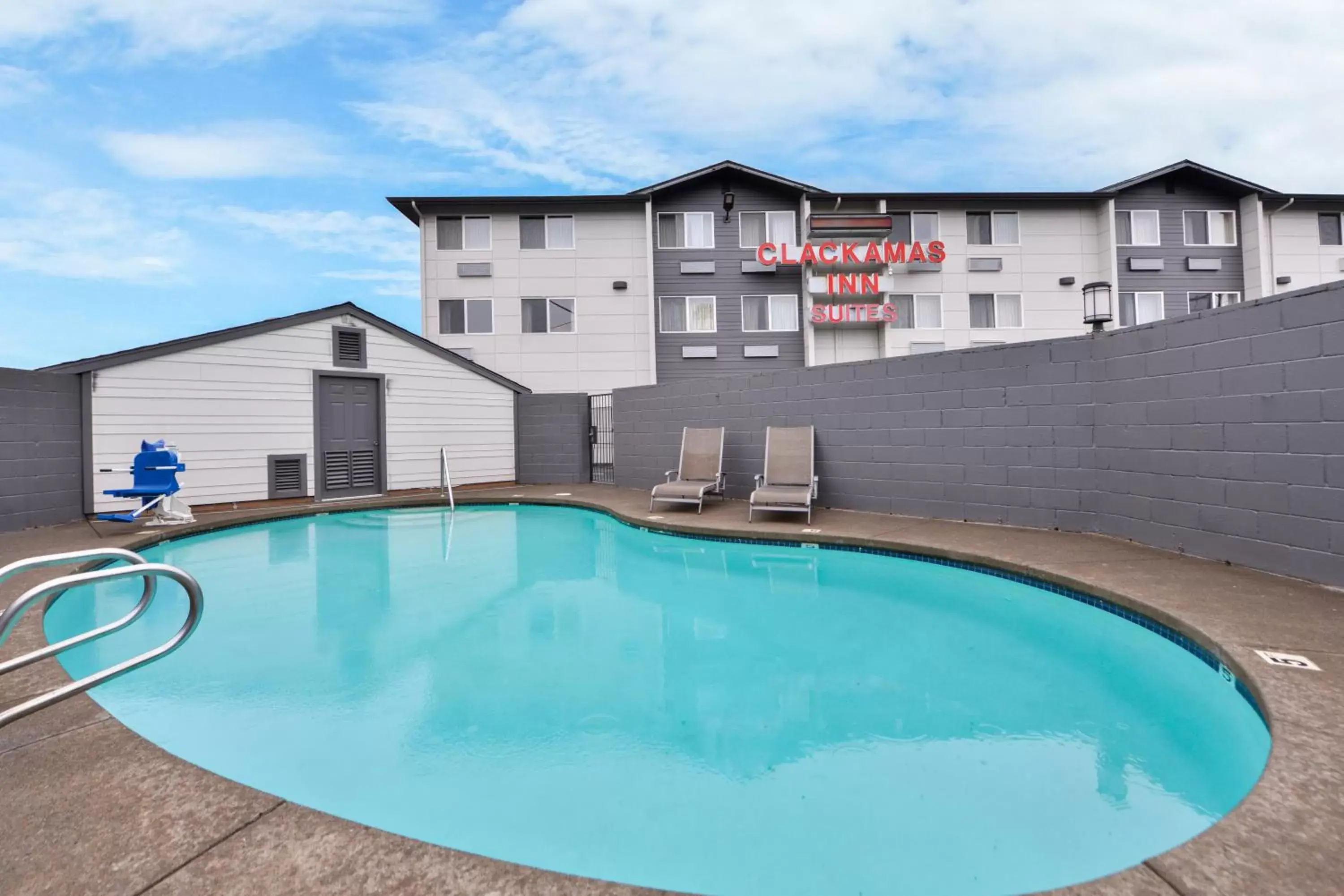 Facade/entrance in Clackamas Inn and Suites Facade/entrance in Clackamas Inn and Suites