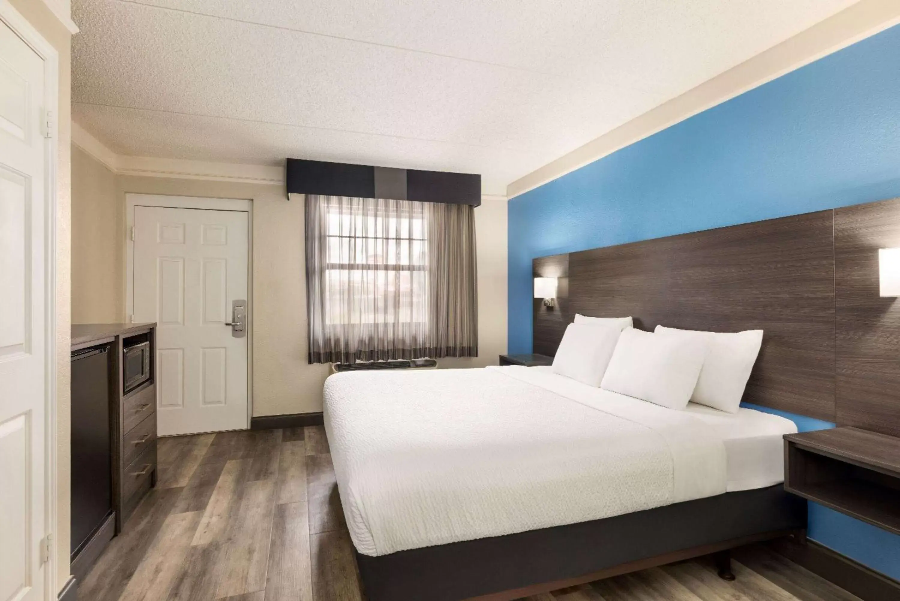 Photo of the whole room, Bed in La Quinta Inn by Wyndham San Antonio I-35 N at Toepperwein