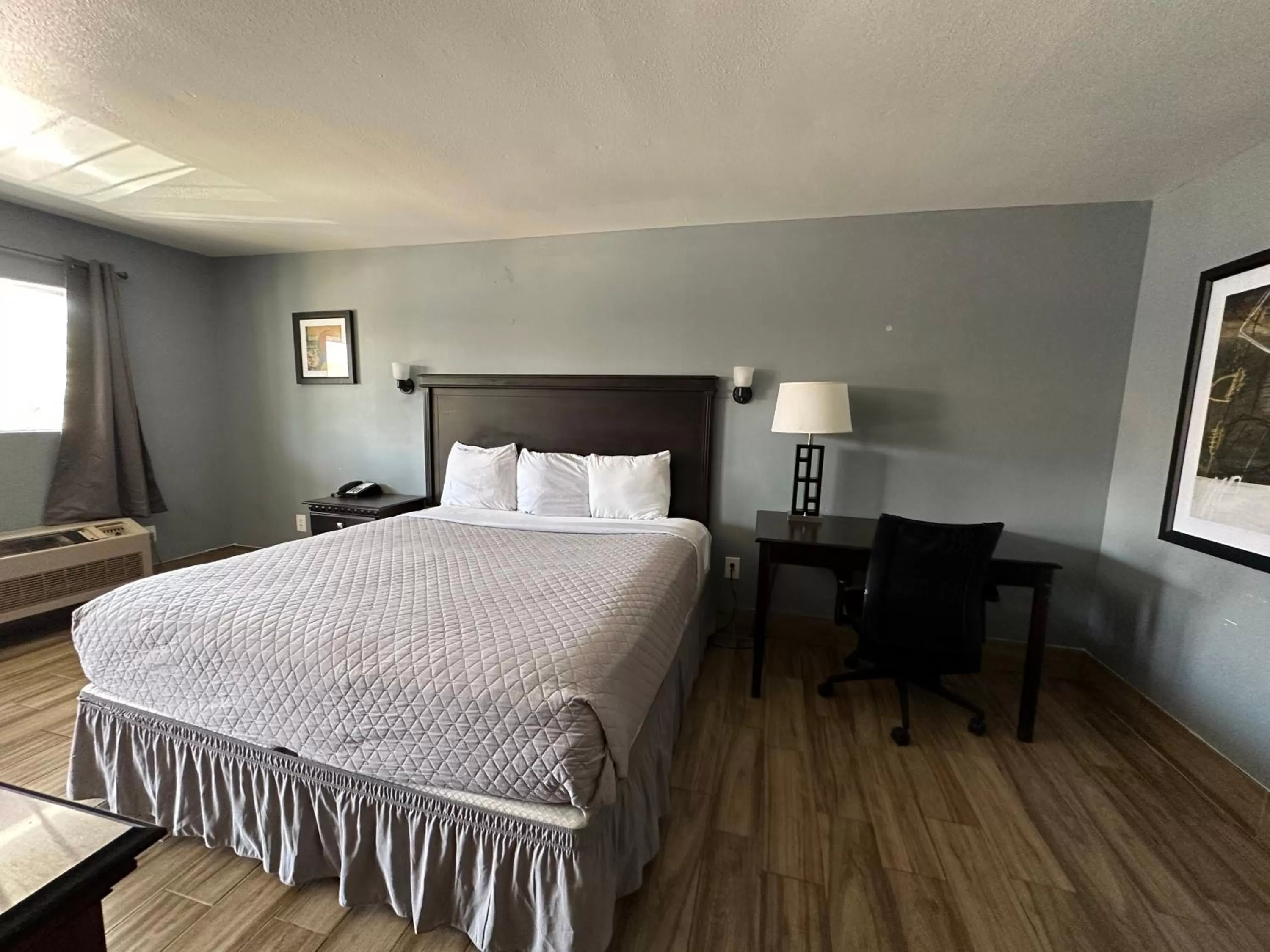 Bed in HillView Inn at Six Flags Fiesta