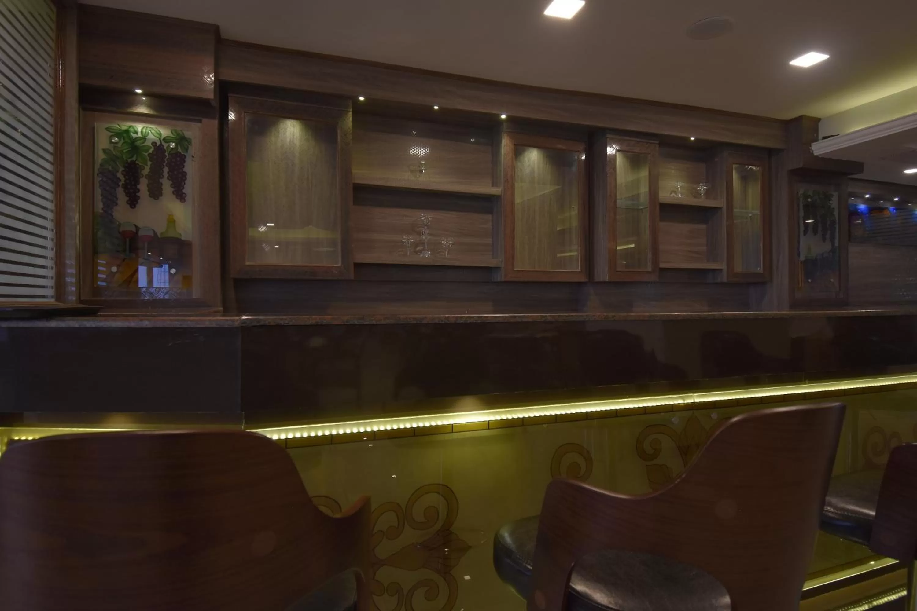 Lounge or bar in The Royal Castle AC Centralized