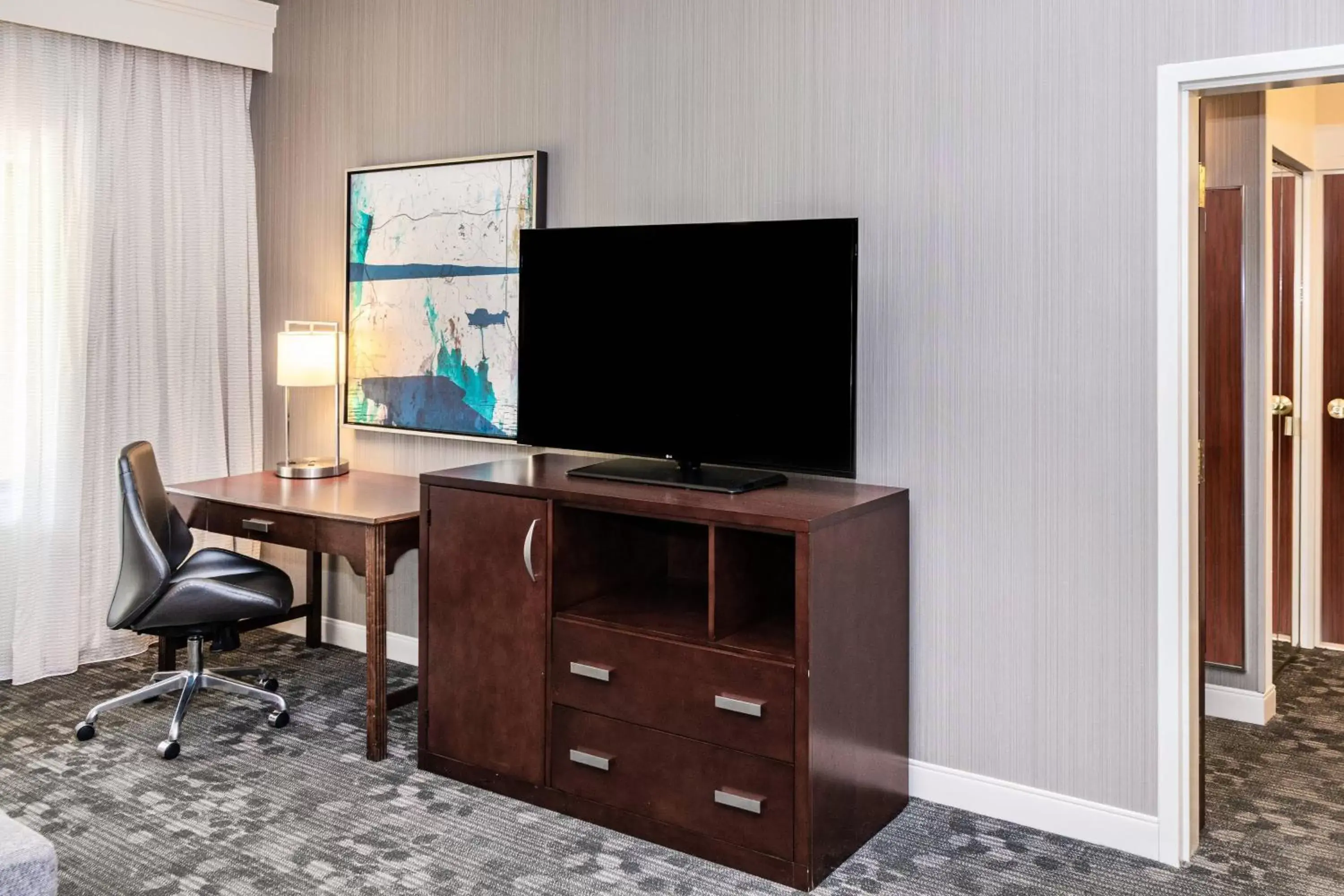 Living room, TV/Entertainment Center in Courtyard by Marriott Columbus Tipton Lakes