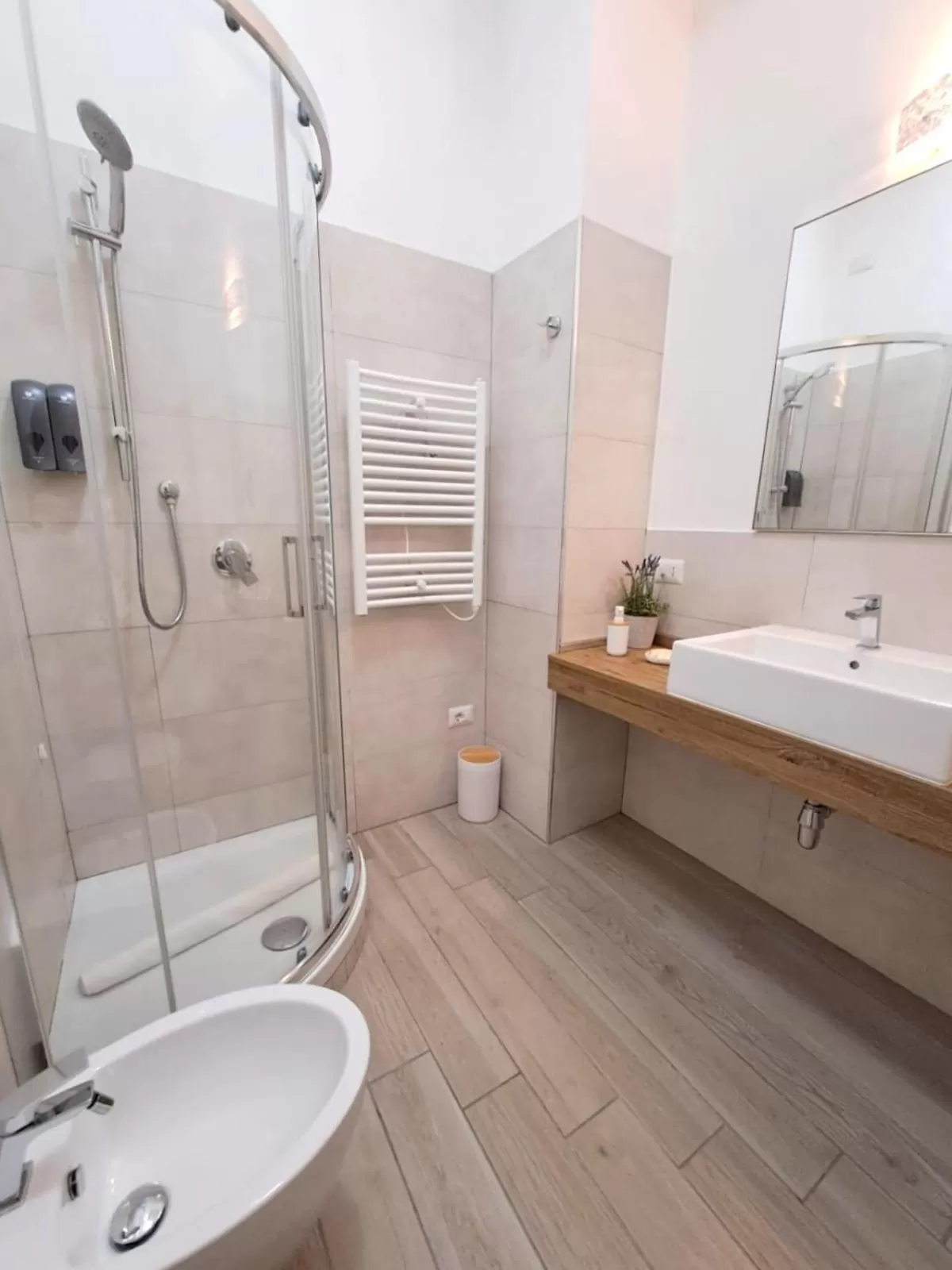 Shower in Ajana Rooms by Accomodo