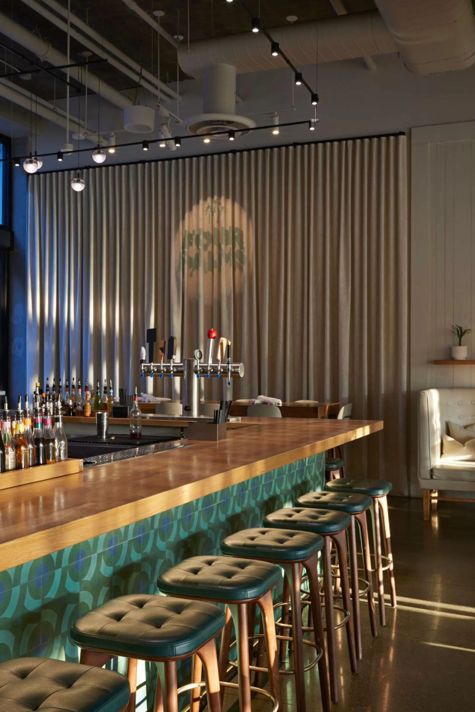 Lounge or bar in Tapestry By Hilton The Fort Sutter Hotel Sacramento, Ca