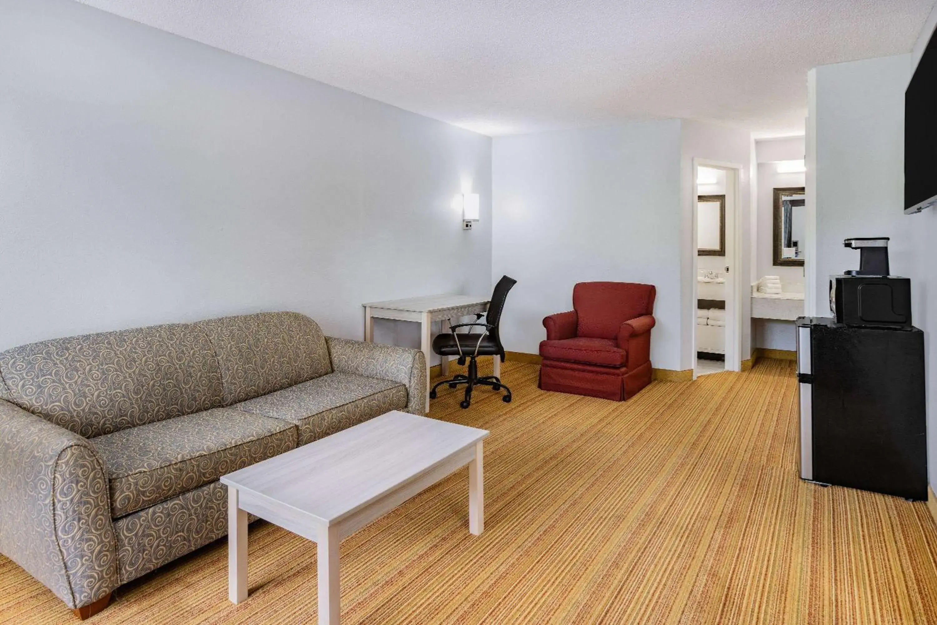 Photo of the whole room, Seating Area in Days Inn & Suites by Wyndham Colonial