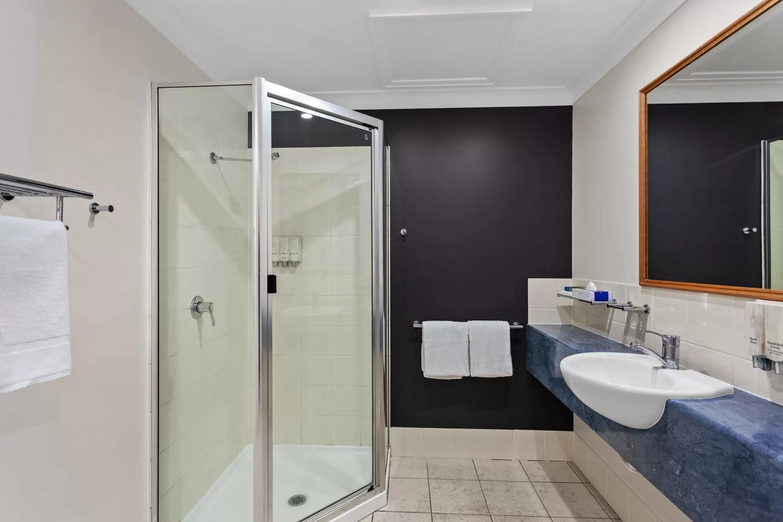 Shower, Bathroom in Eastgate on the Range Motel