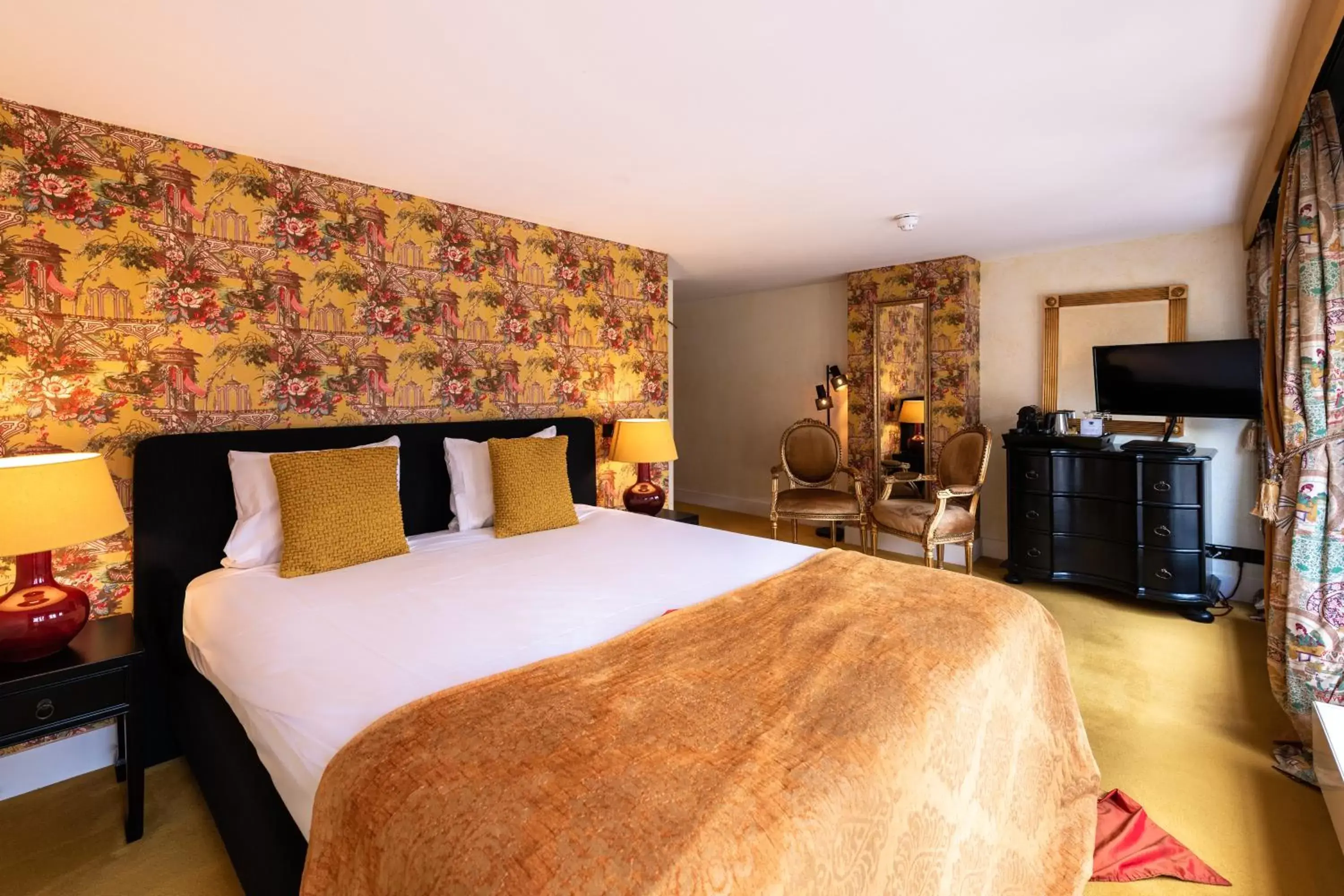 Bed in Grand Boutique Hotel-Restaurant Huis Vermeer