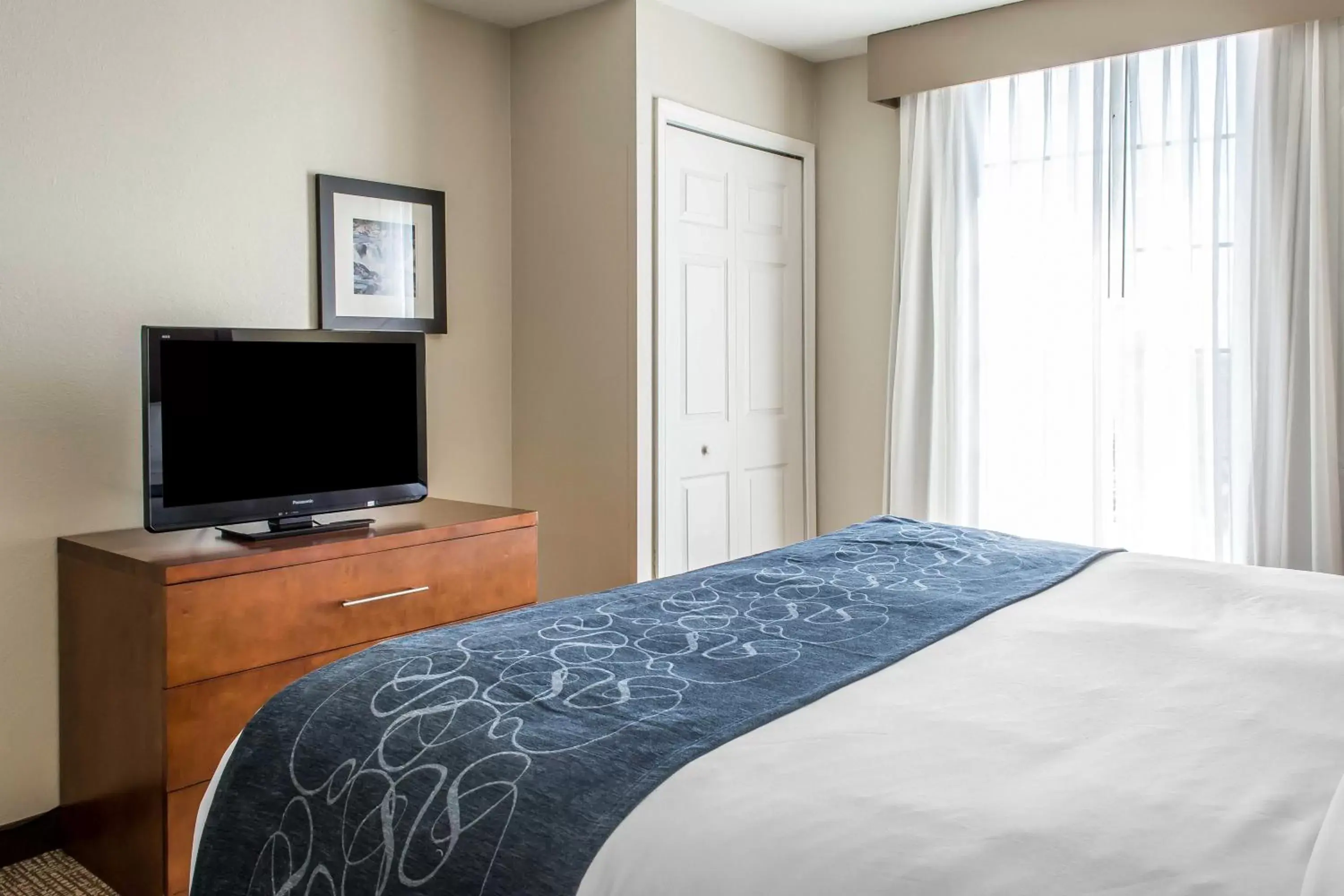Bedroom, Bed in Comfort Suites Near Potomac Mills