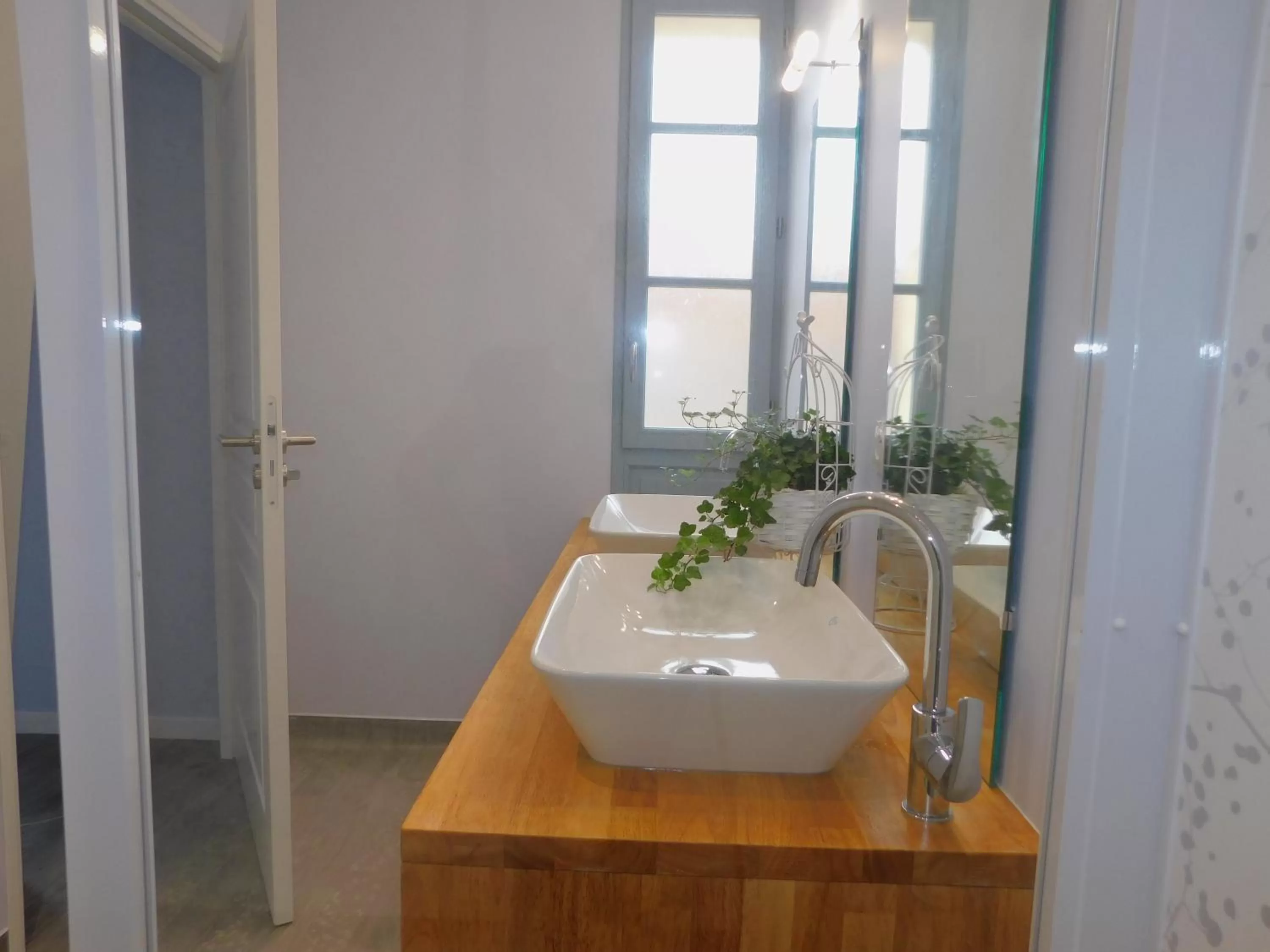 Bathroom in Hôtel-Restaurant des Augustins