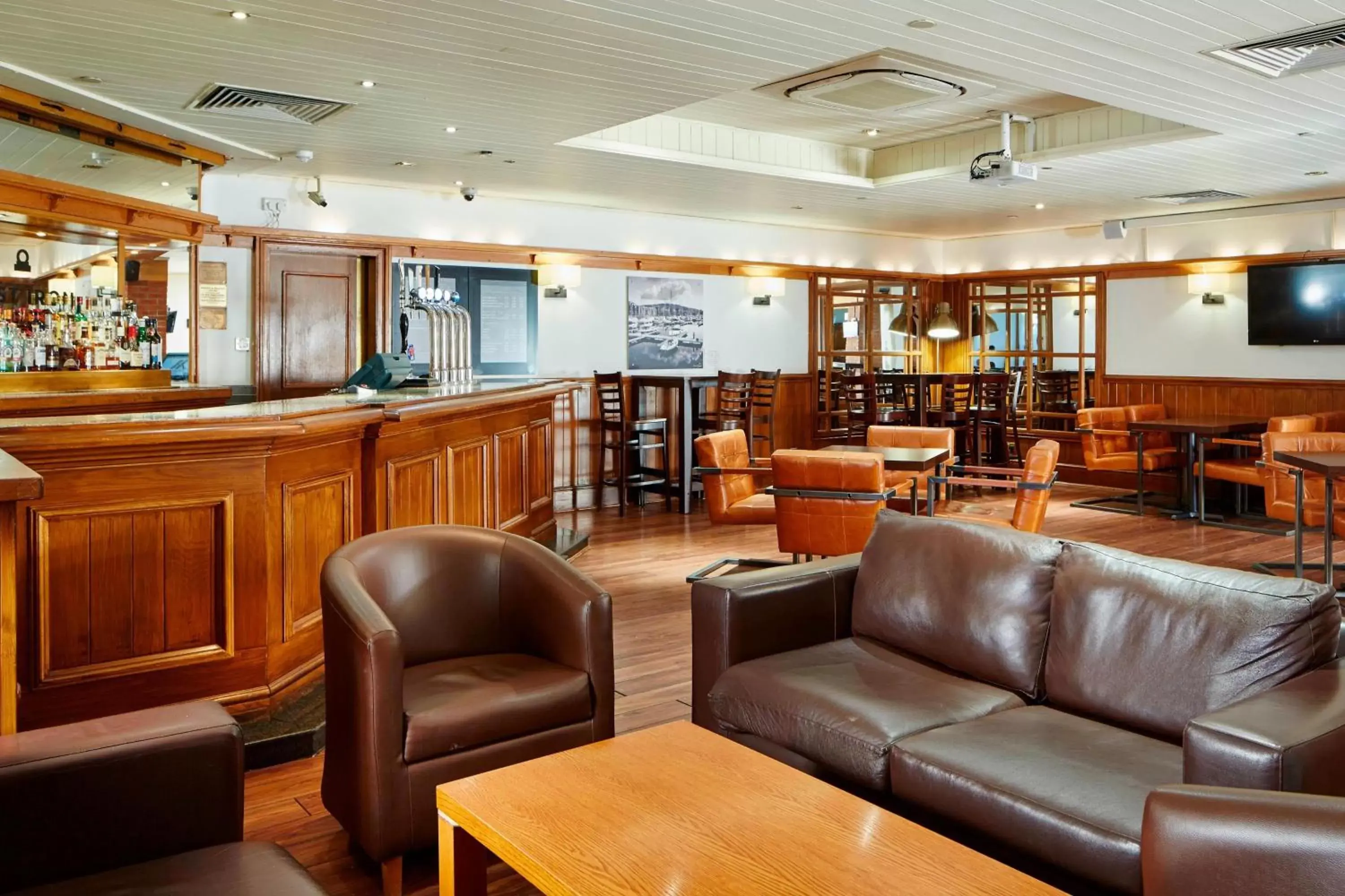Lobby or reception, Lounge/Bar in Delta Hotels by Marriott Swansea
