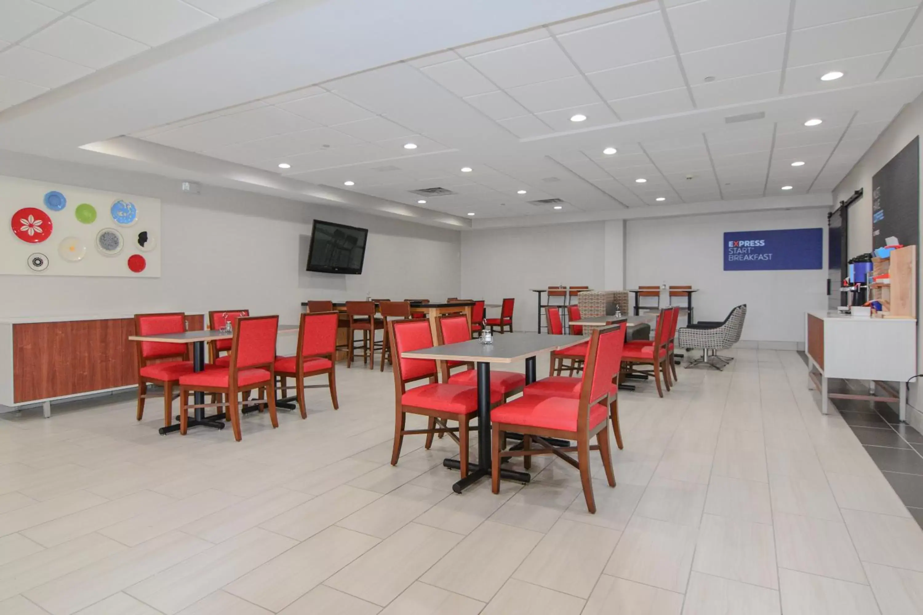 Breakfast, Restaurant/Places to Eat in Holiday Inn Express & Suites - Indianapolis Northwest, an IHG Hotel