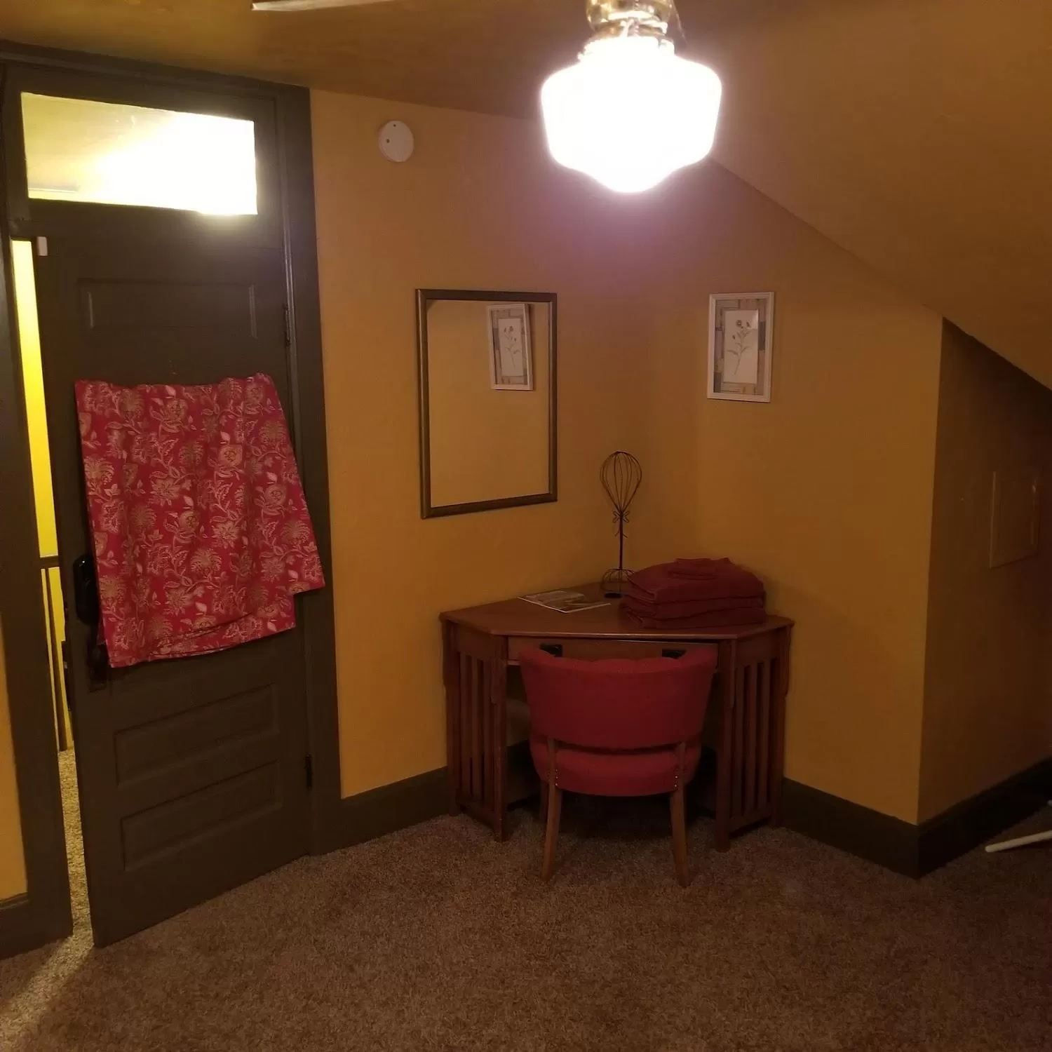 Twin Room with Shared Bathroom in Historic Victorian Inn