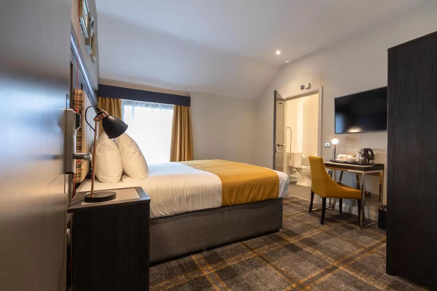 Photo of the whole room, Bed in The Feathers Hotel