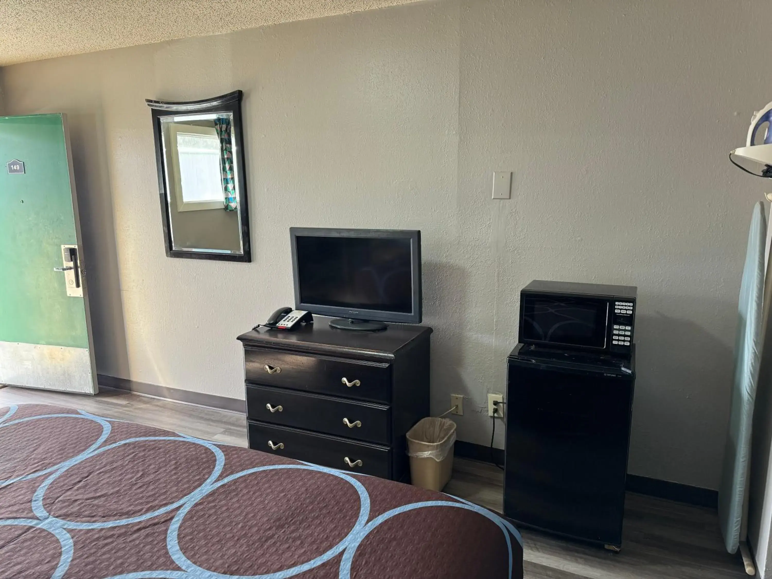 TV and multimedia, TV/Entertainment Center in Palace Inn