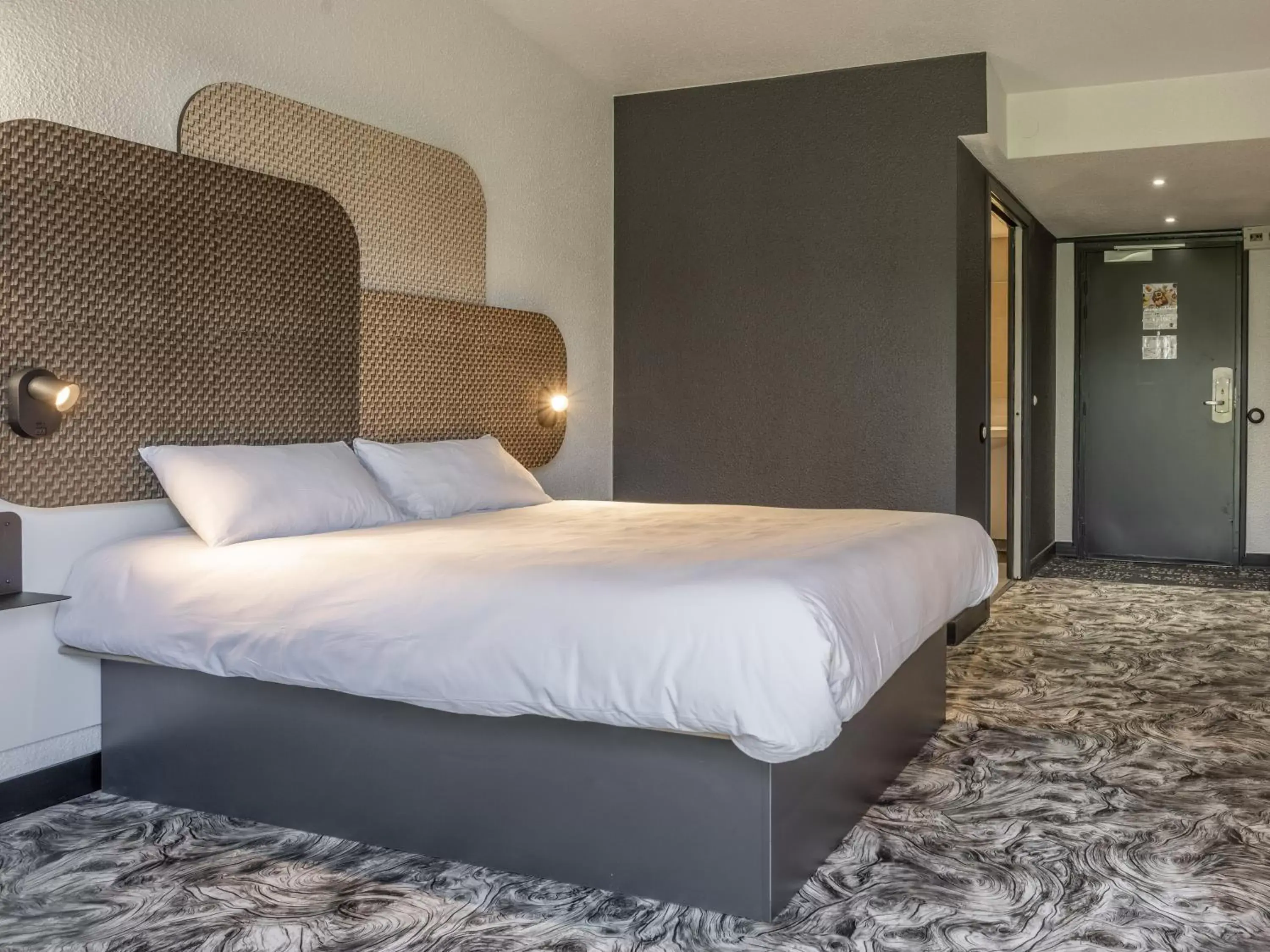 Bedroom, Bed in B&B HOTEL Valenciennes Sud