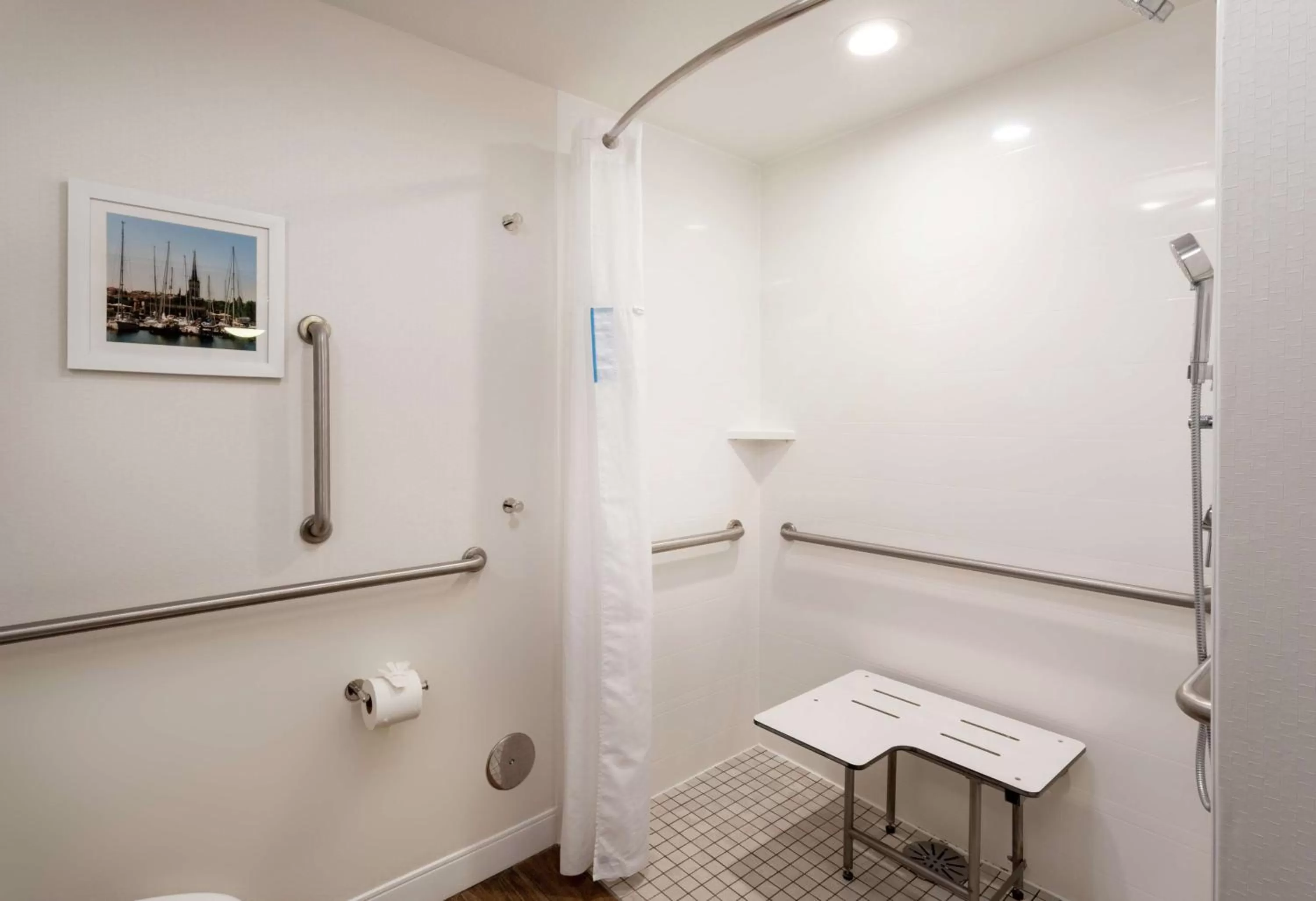 Bathroom in Hampton Inn Minneapolis/Eagan