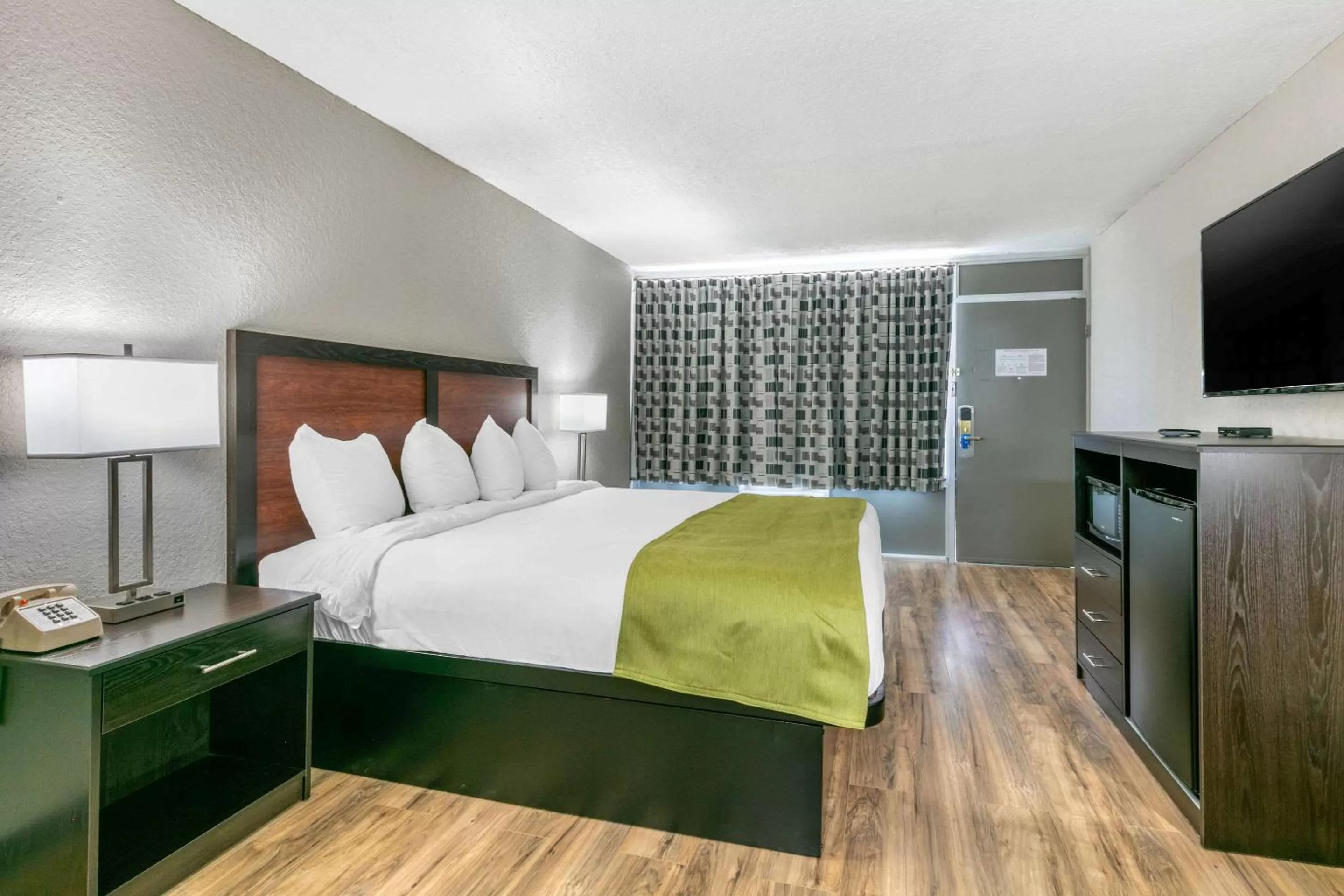 Photo of the whole room, Bed in Rodeway Inn Kingston Springs